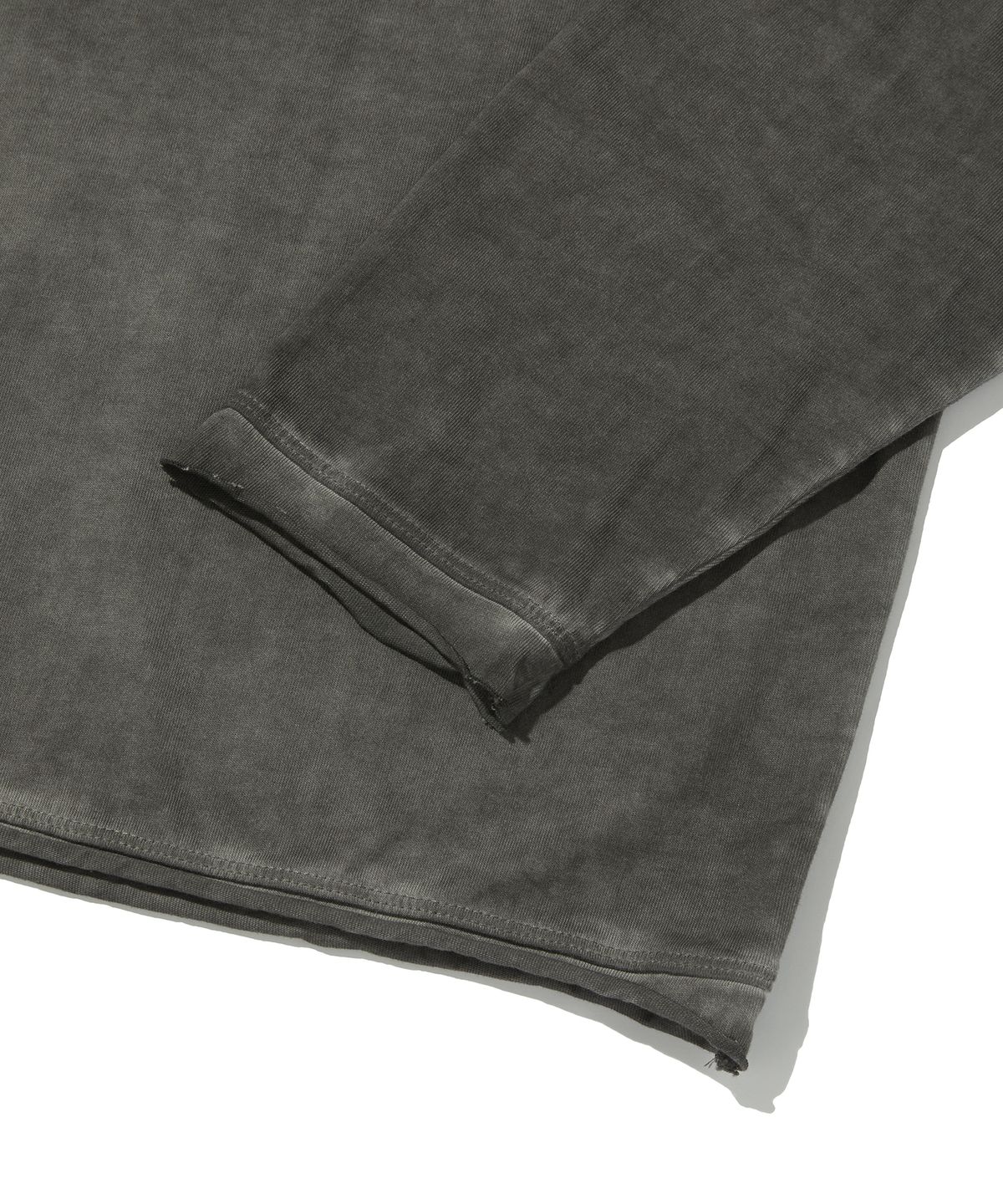 스웨이드(SUADE) WASHED HENLEY NECK [CHARCOAL GRAY]