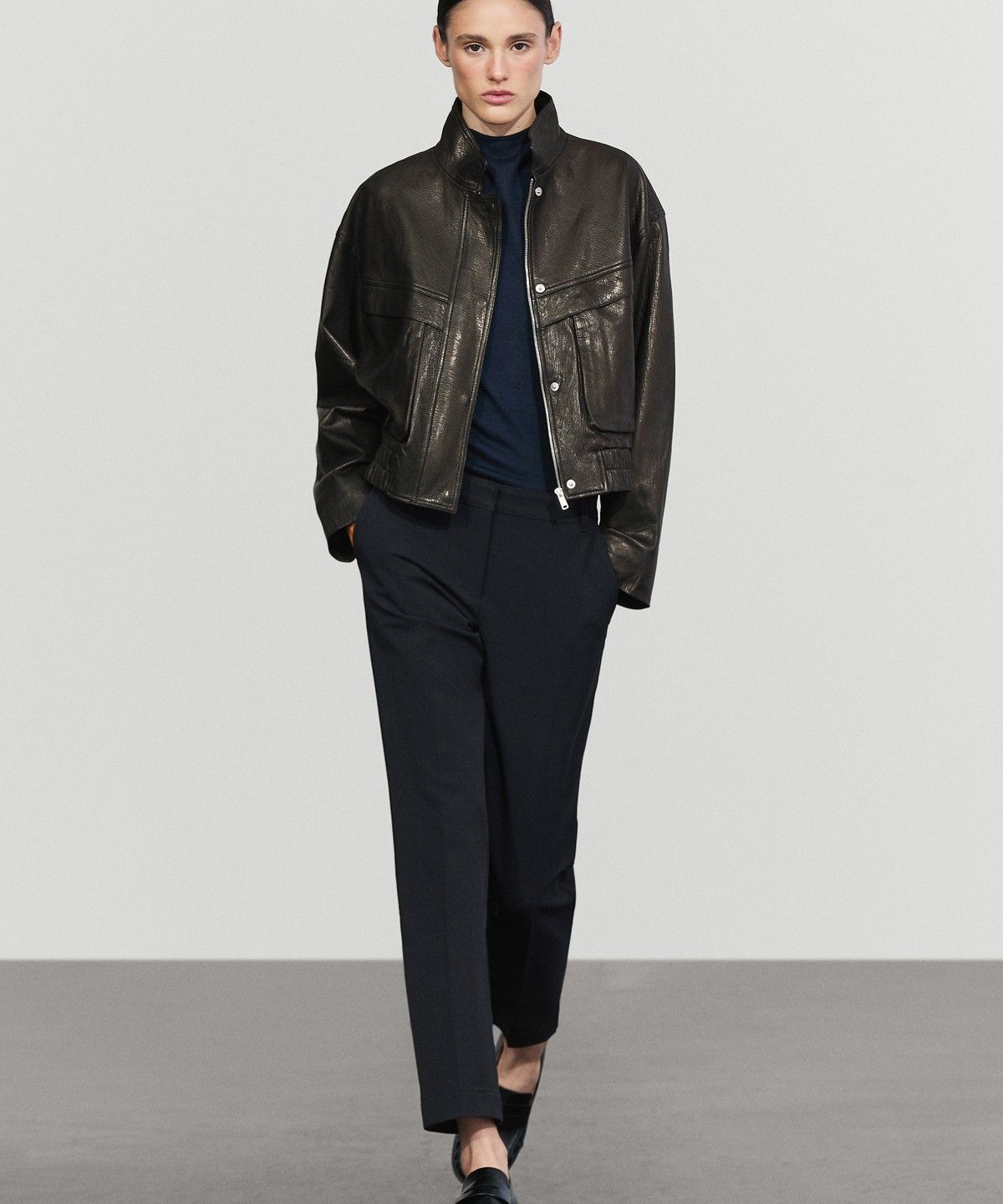 마시모두띠(MASSIMO DUTTI) 하이넥 나파 가죽 크롭 자켓