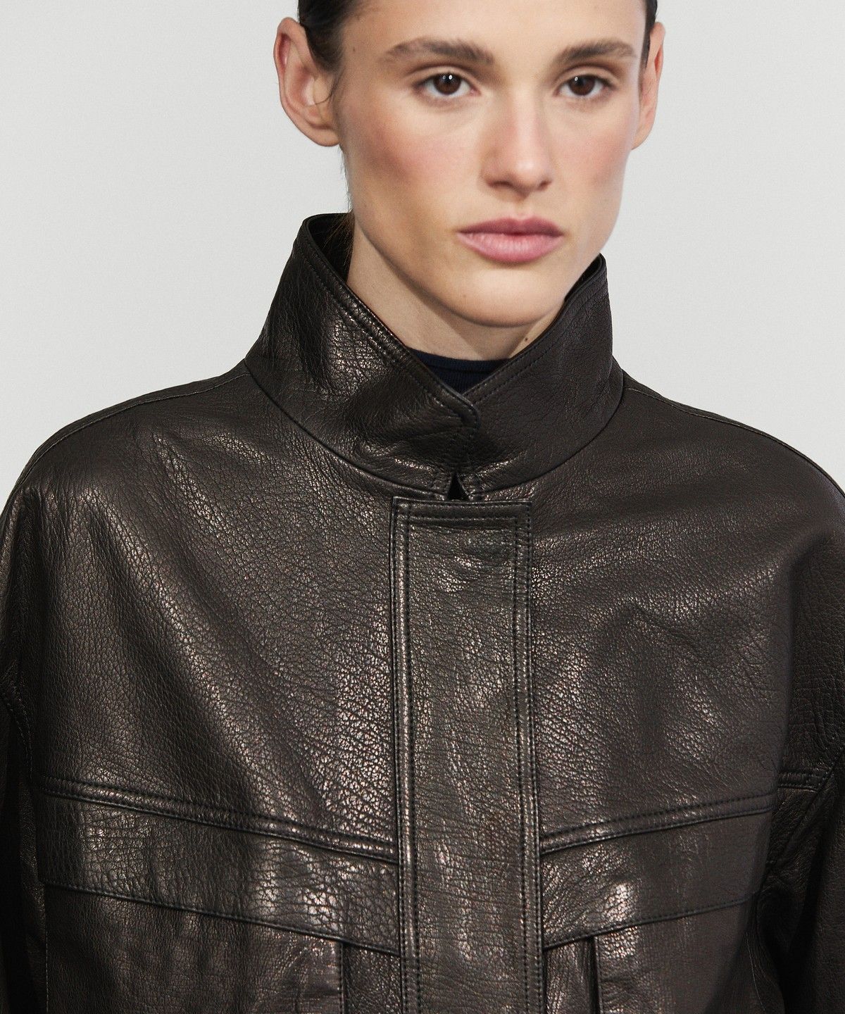 마시모두띠(MASSIMO DUTTI) 하이넥 나파 가죽 크롭 자켓