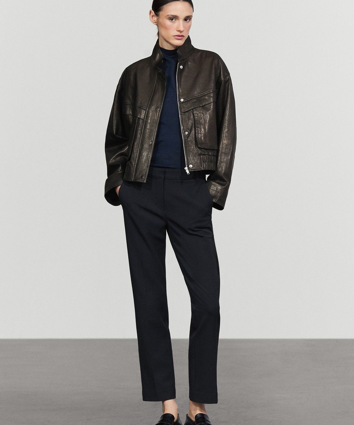마시모두띠(MASSIMO DUTTI) 하이넥 나파 가죽 크롭 자켓
