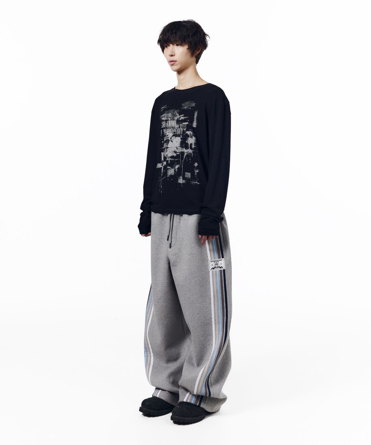 아캄(AAKAM) Line Taped Track Pants (Gray)