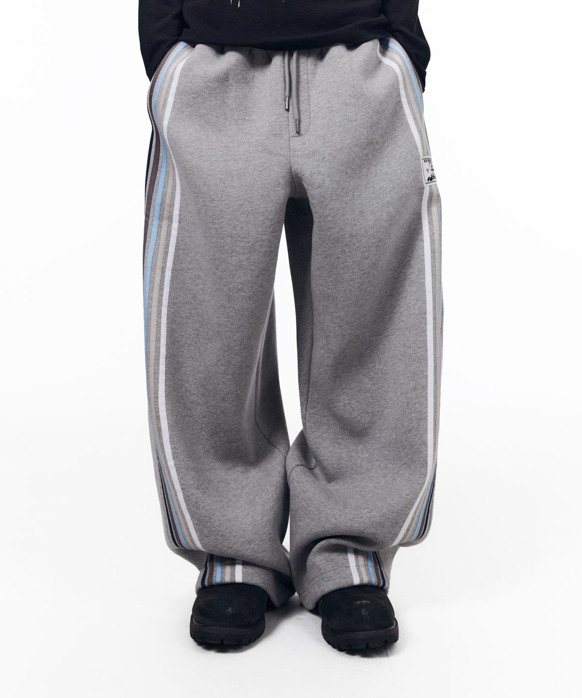 아캄(AAKAM) Line Taped Track Pants (Gray)