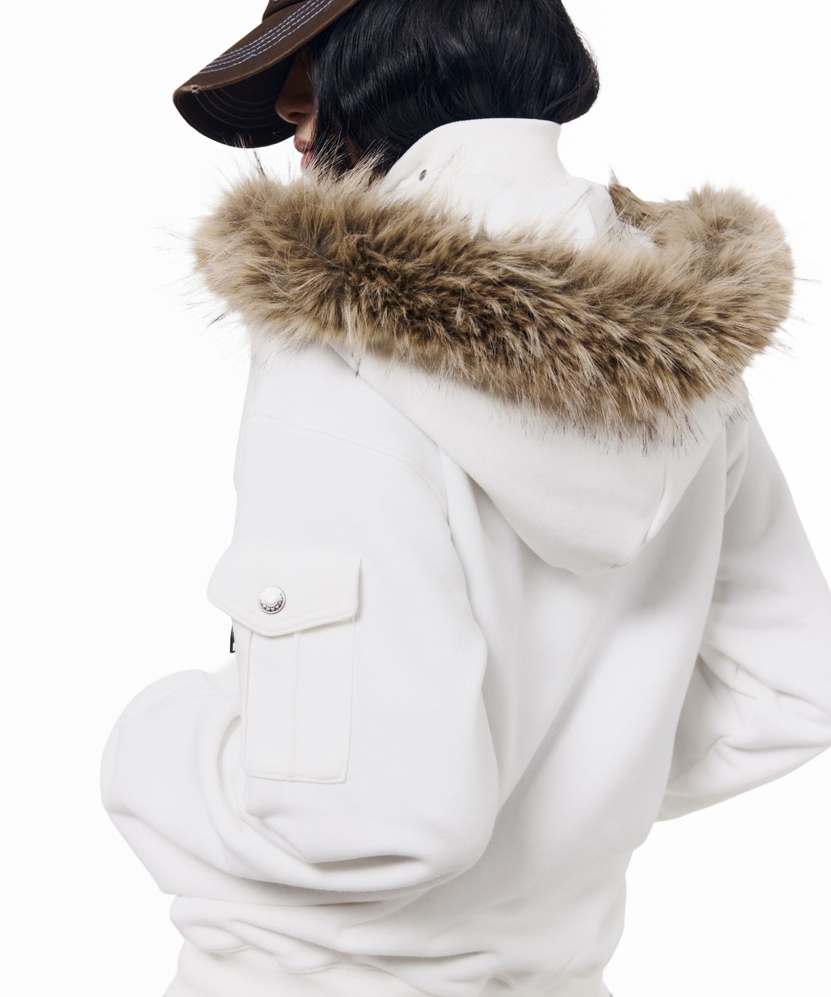 아캄(AAKAM) High Neck Fur Hoodie Zip-Up (White)