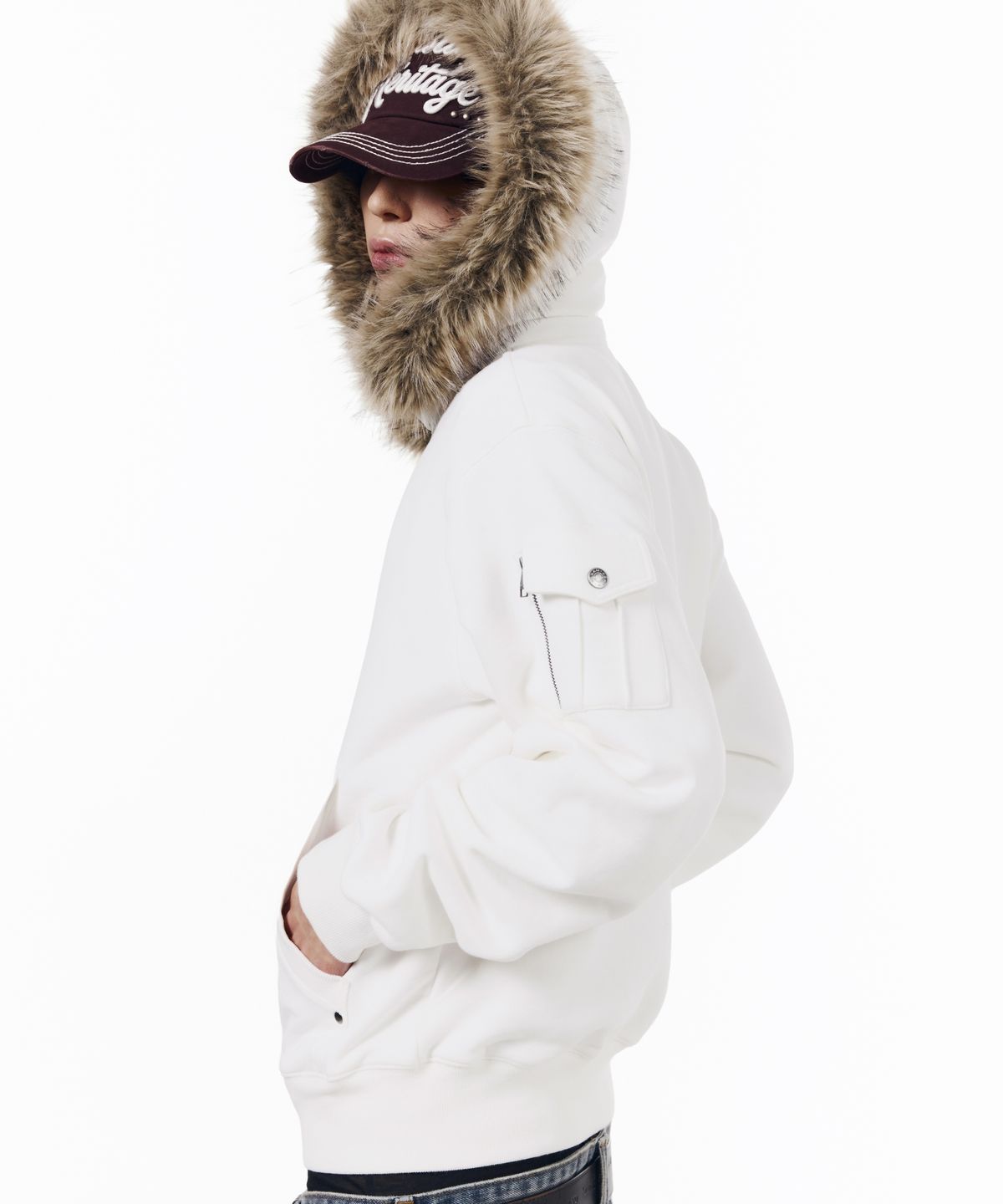 아캄(AAKAM) High Neck Fur Hoodie Zip-Up (White)