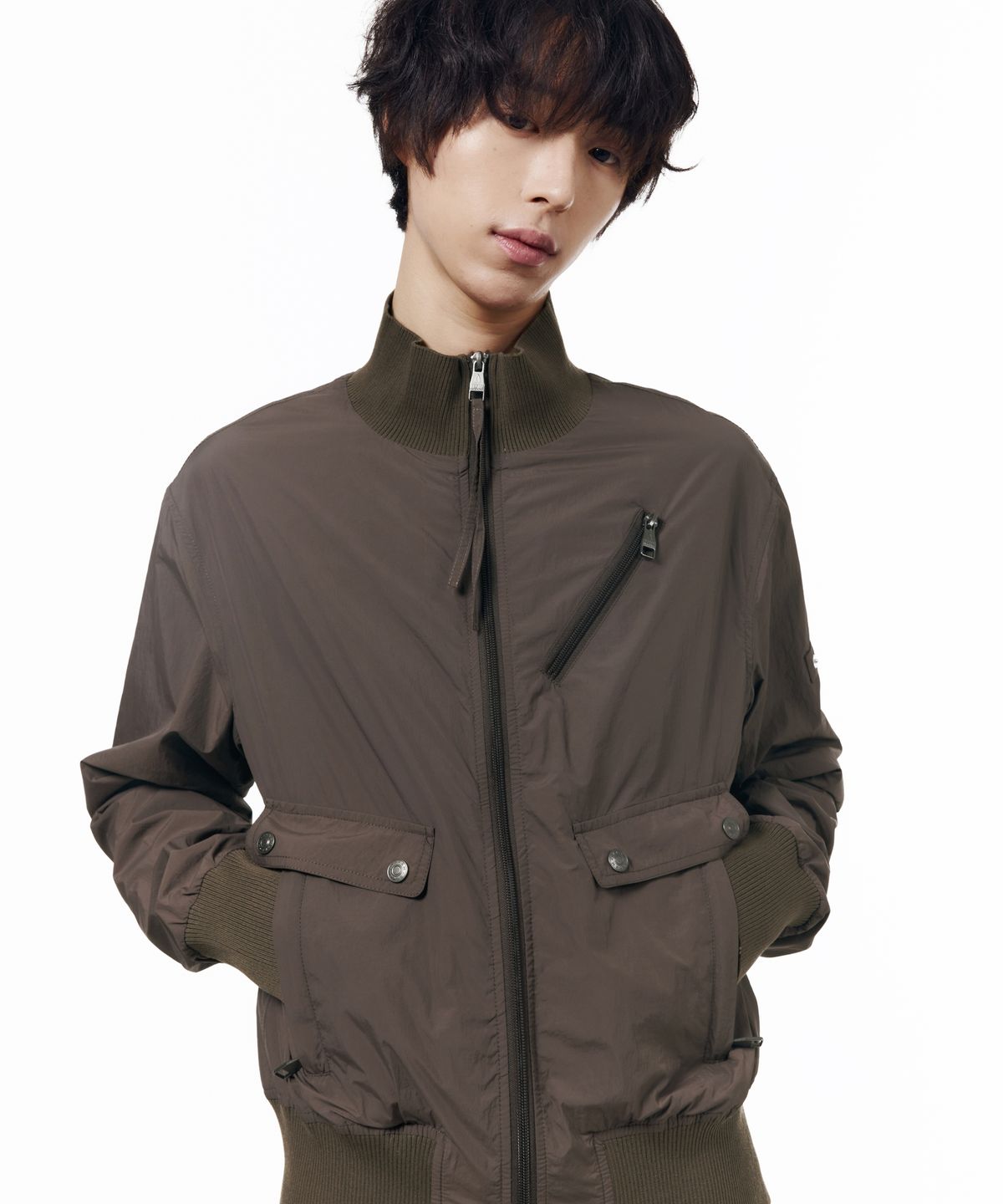 아캄(AAKAM) High Neck Nylon Blouson (Brown)