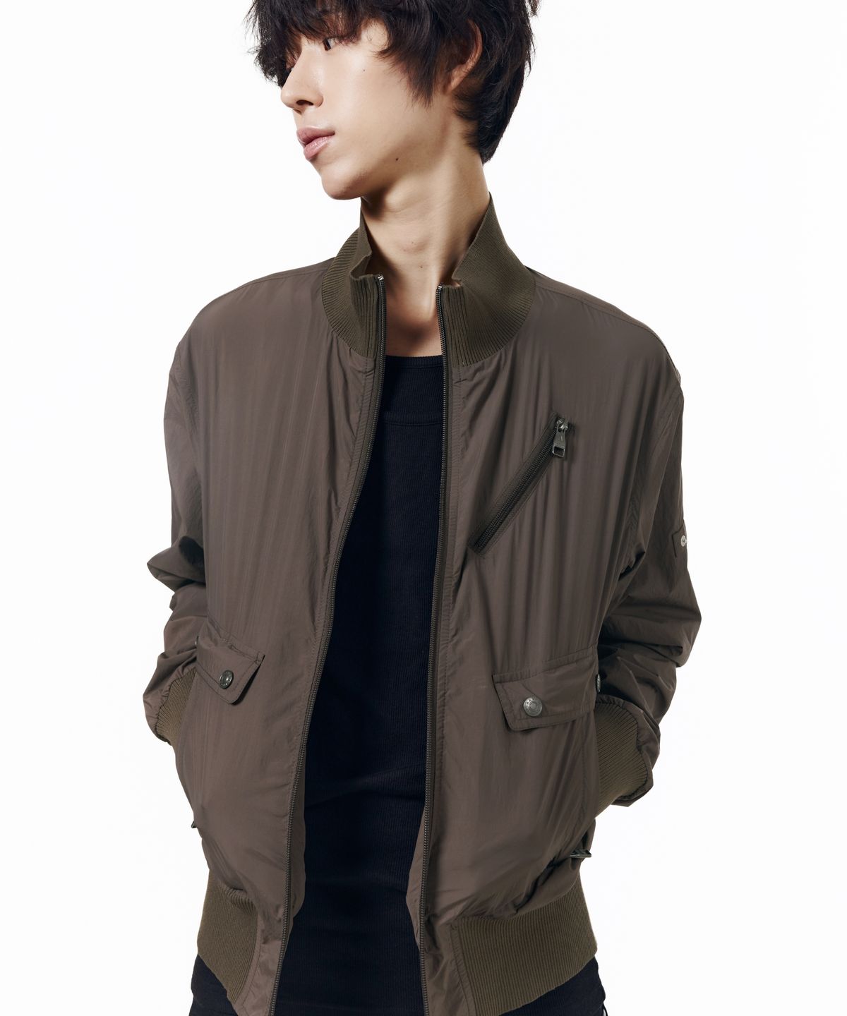 아캄(AAKAM) High Neck Nylon Blouson (Brown)