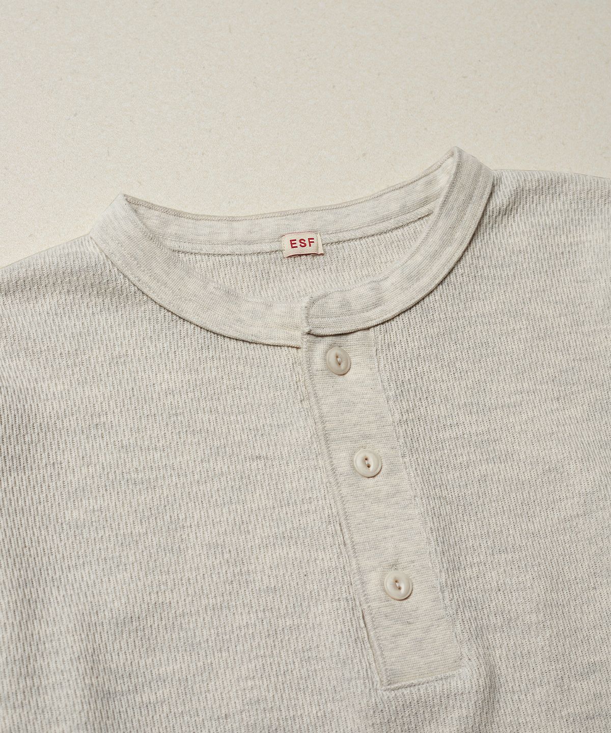 에스파이(ESFAI) WAFFLE HENLEY NECK LS T SHIRT (MELANGE OATMEAL)