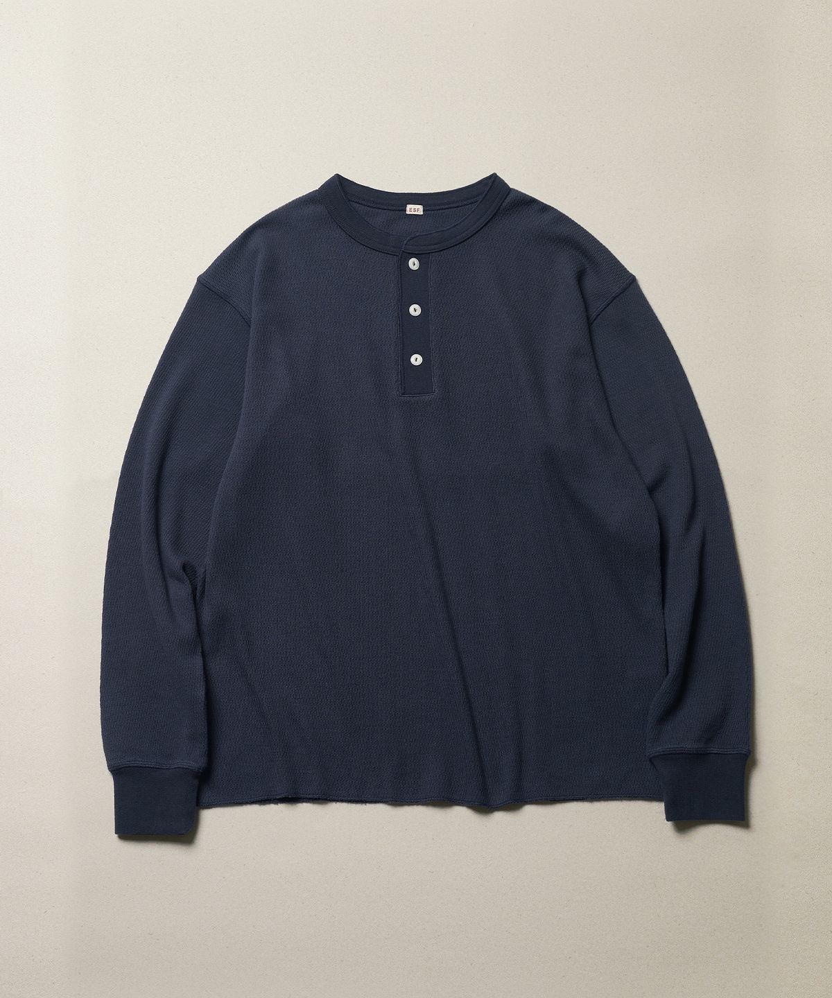 에스파이(ESFAI) WAFFLE HENLEY NECK LS T SHIRT (DARK NAVY)