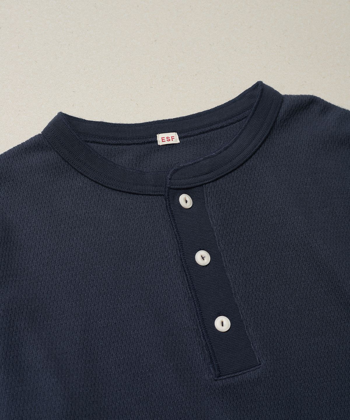 에스파이(ESFAI) WAFFLE HENLEY NECK LS T SHIRT (DARK NAVY)