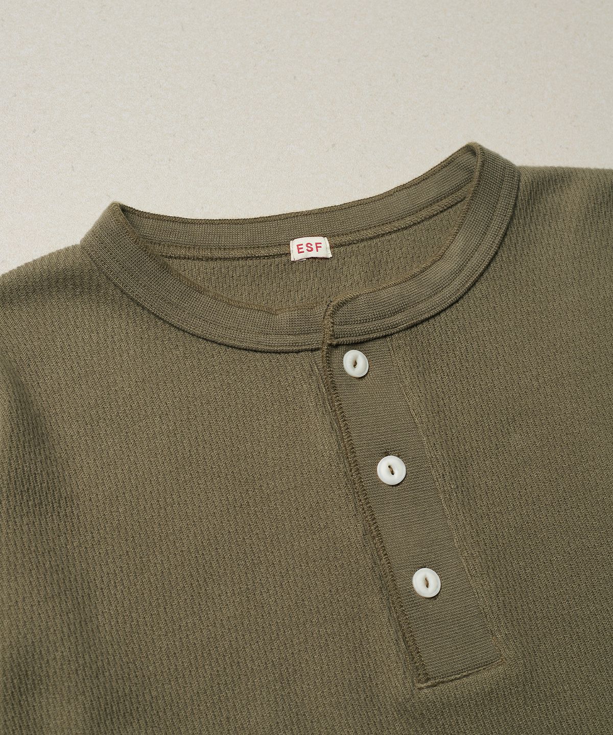 에스파이(ESFAI) WAFFLE HENLEY NECK LS T SHIRT (OLIVE)