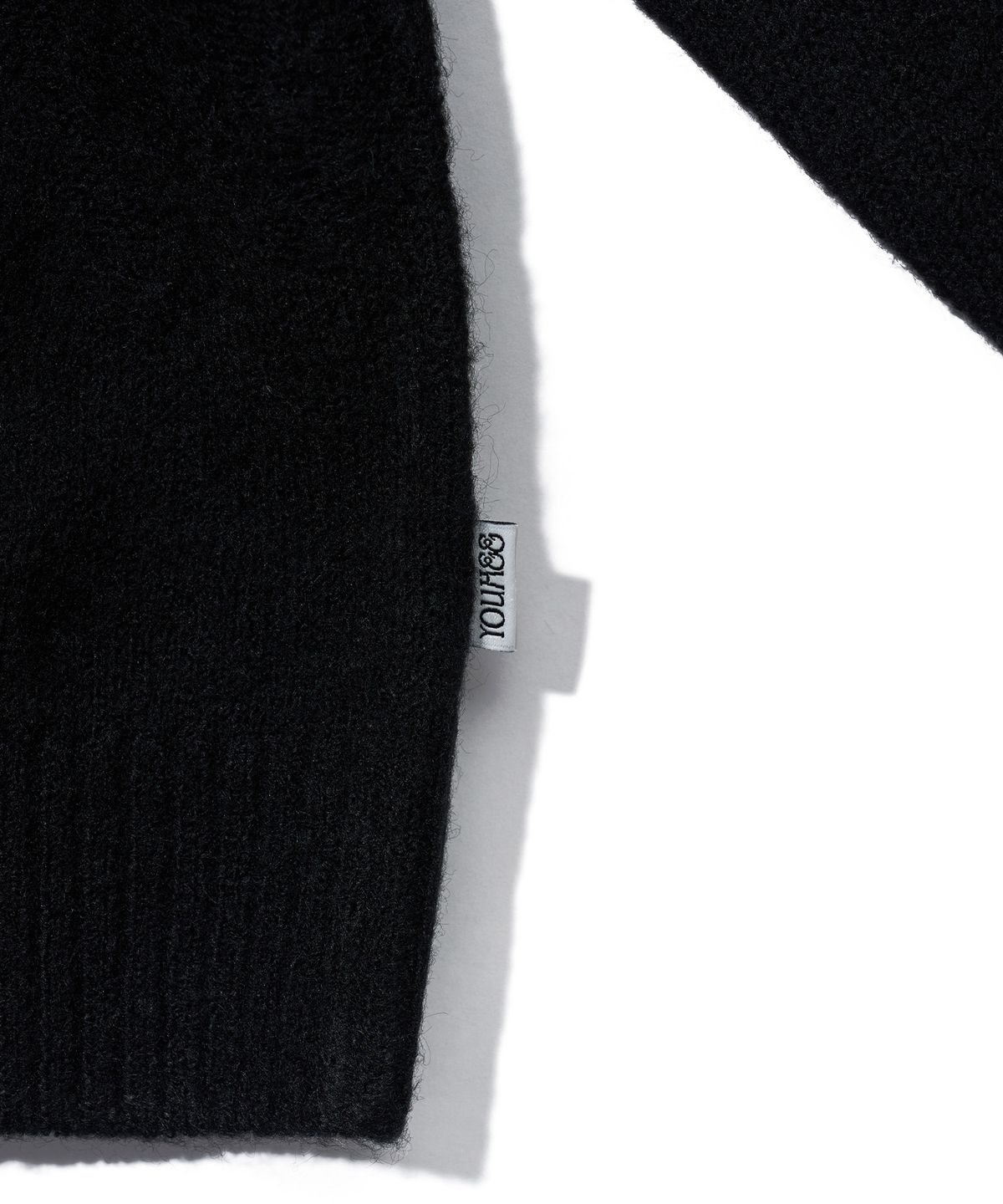 유희(YOUHEE) OFF-SHOULDER FUR TRIMMING CABLE KNIT_BLACK