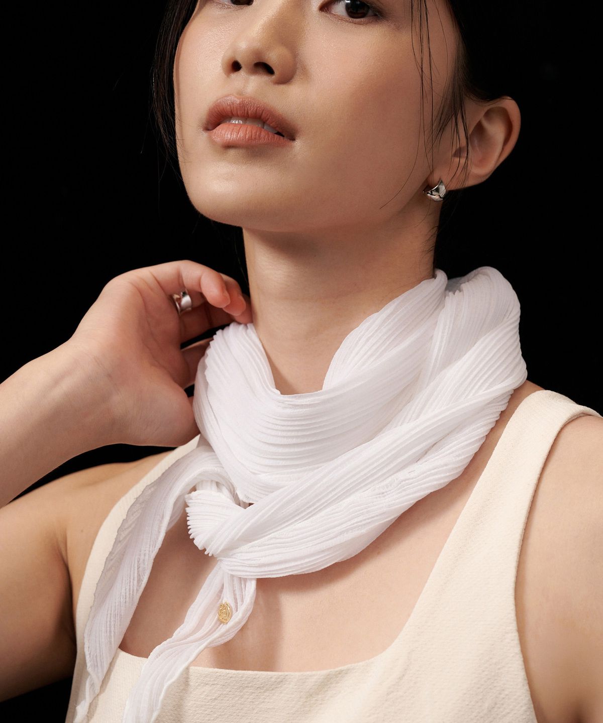 생럭슈(SAINTLUXURE) 쁘띠 마름모 플리츠 스카프 화이트