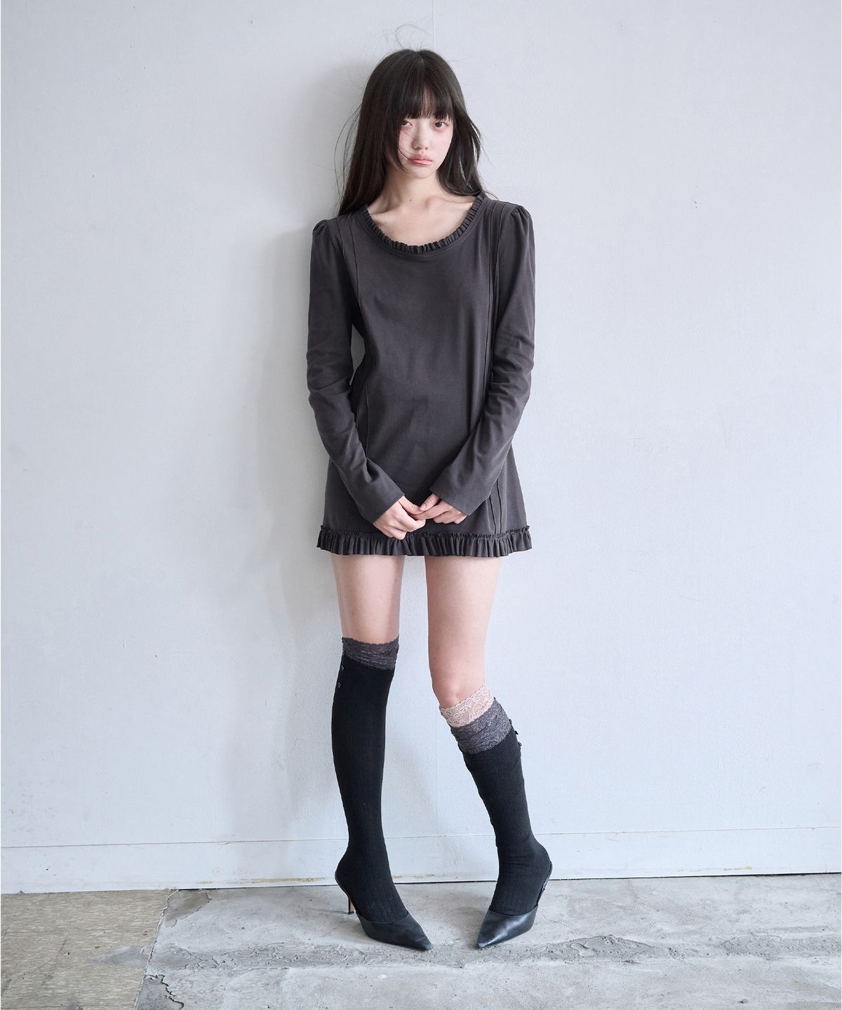 레이즈미야(REISE MIYA) 미즈 프릴 드레스 탑 [CHARCOAL]