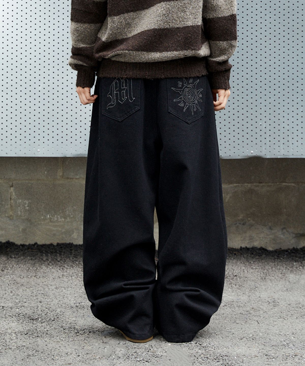 마하그리드(MAHAGRID) [10주년] SOLAR EMB CURVED DENIM PANT 2colors