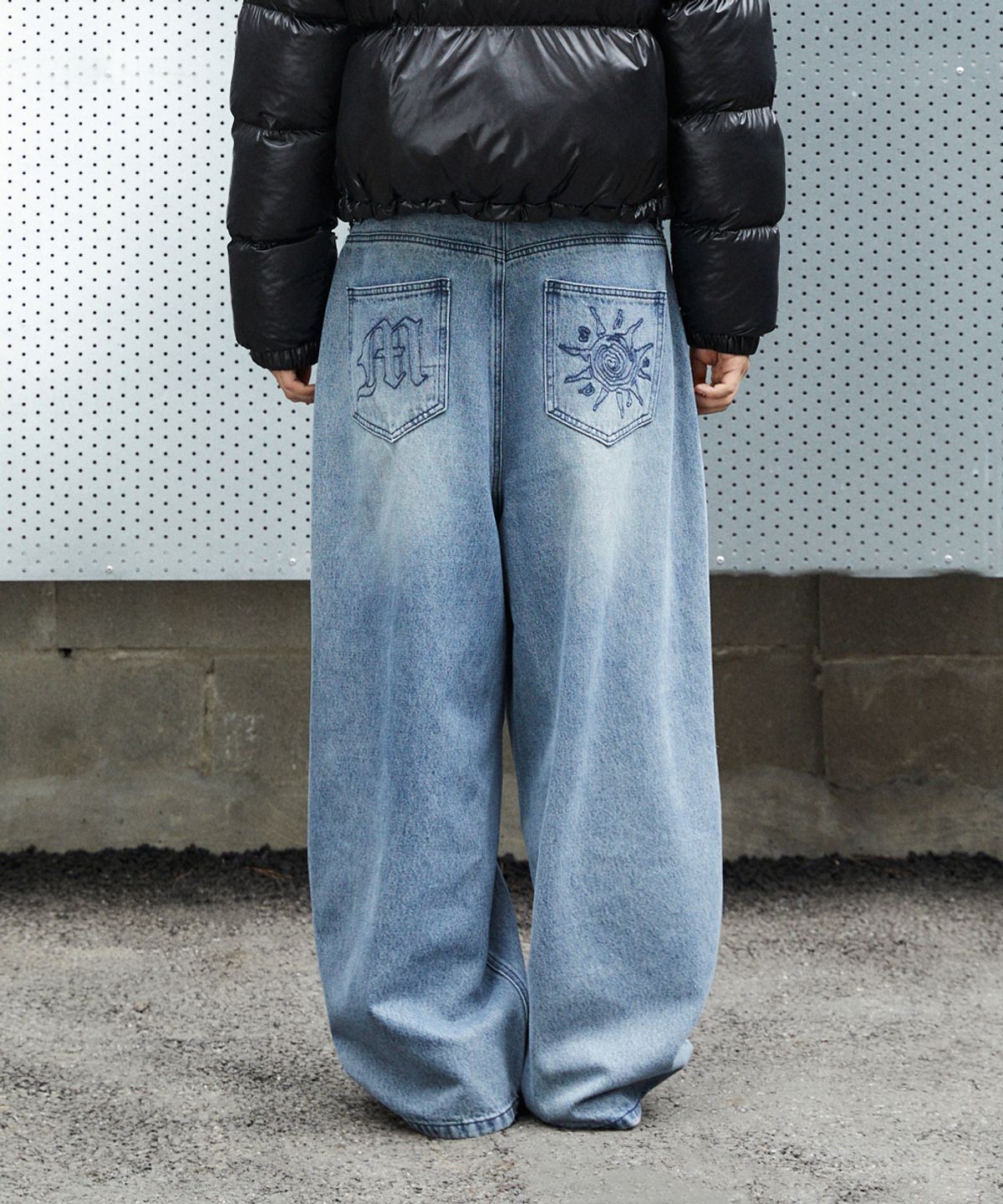 마하그리드(MAHAGRID) [10주년] SOLAR EMB CURVED DENIM PANT 2colors