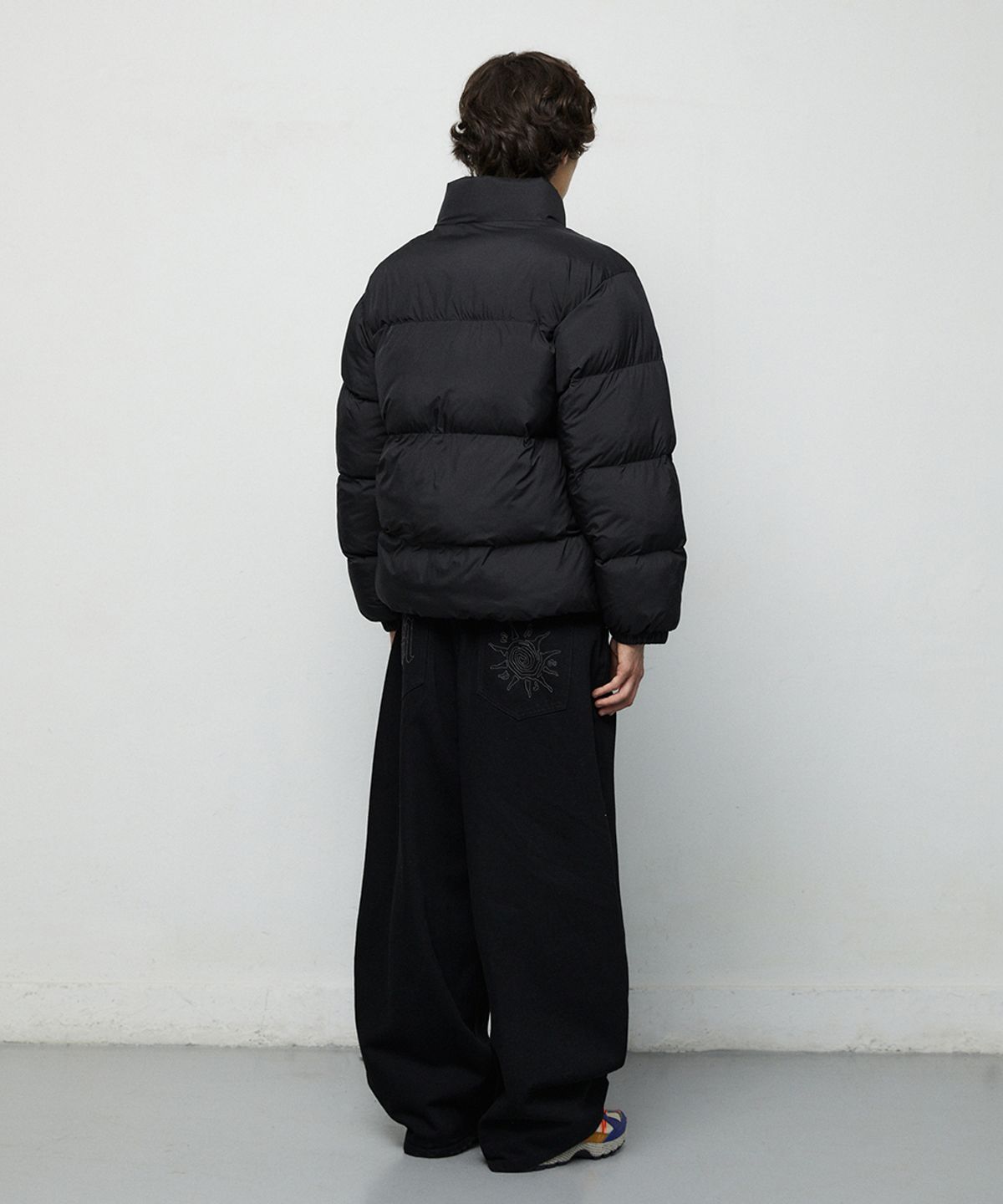 마하그리드(MAHAGRID) [10주년] SOLAR EMB CURVED DENIM PANT 2colors