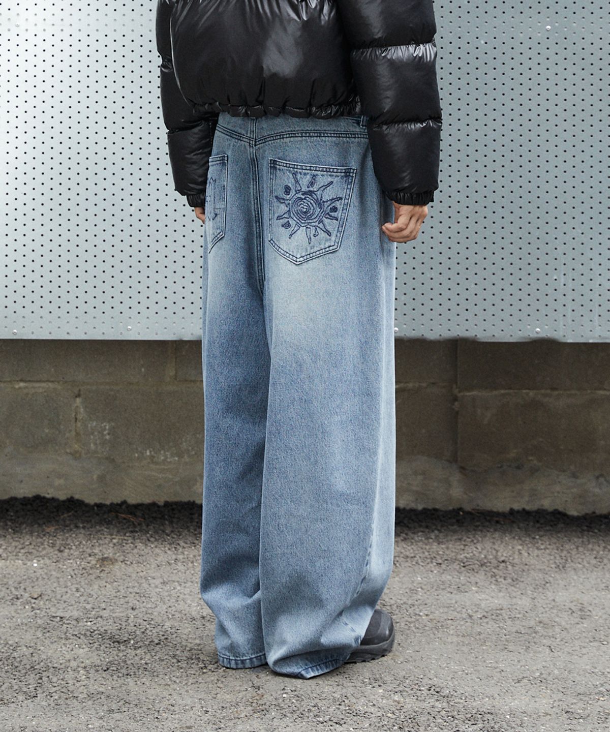 마하그리드(MAHAGRID) [10주년] SOLAR EMB CURVED DENIM PANT 2colors