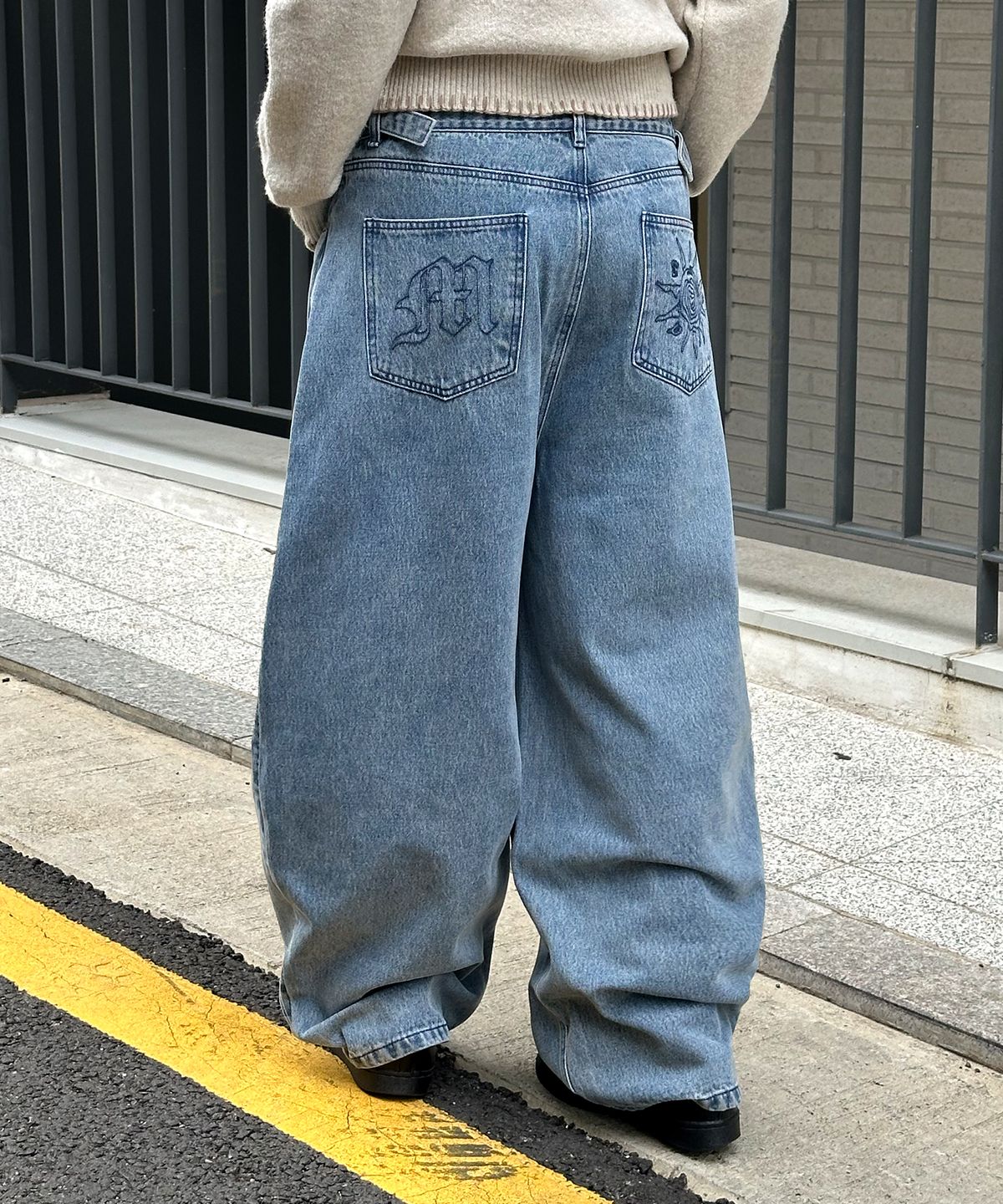 마하그리드(MAHAGRID) [10주년] SOLAR EMB CURVED DENIM PANT 2colors