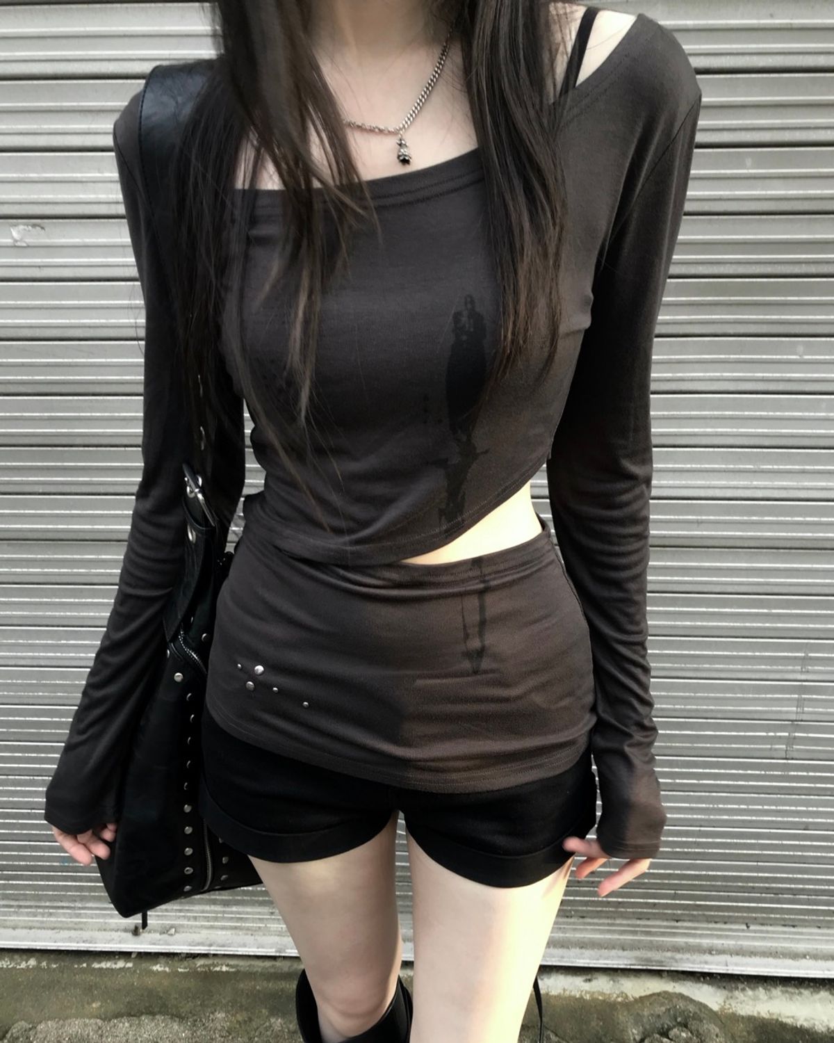 리버뉴스(LIBERALNEWS) DAGGER SLASH FLARED LONG-SLEEVE_DUSTY GREEN