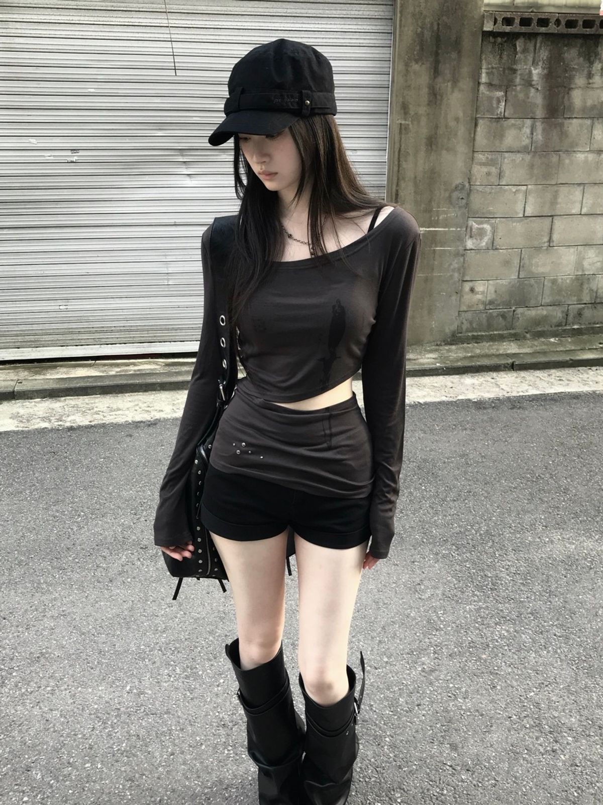 리버뉴스(LIBERALNEWS) DAGGER SLASH FLARED LONG-SLEEVE_DUSTY GREEN