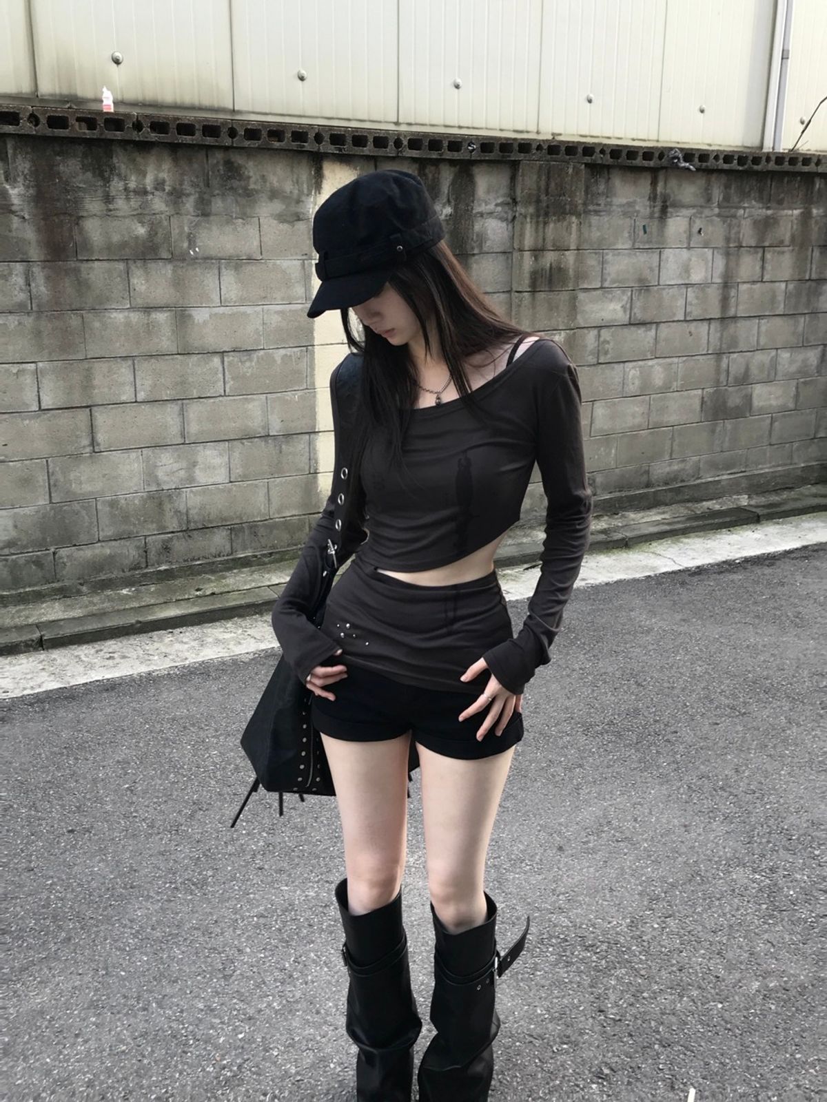 리버뉴스(LIBERALNEWS) DAGGER SLASH FLARED LONG-SLEEVE_DUSTY GREEN