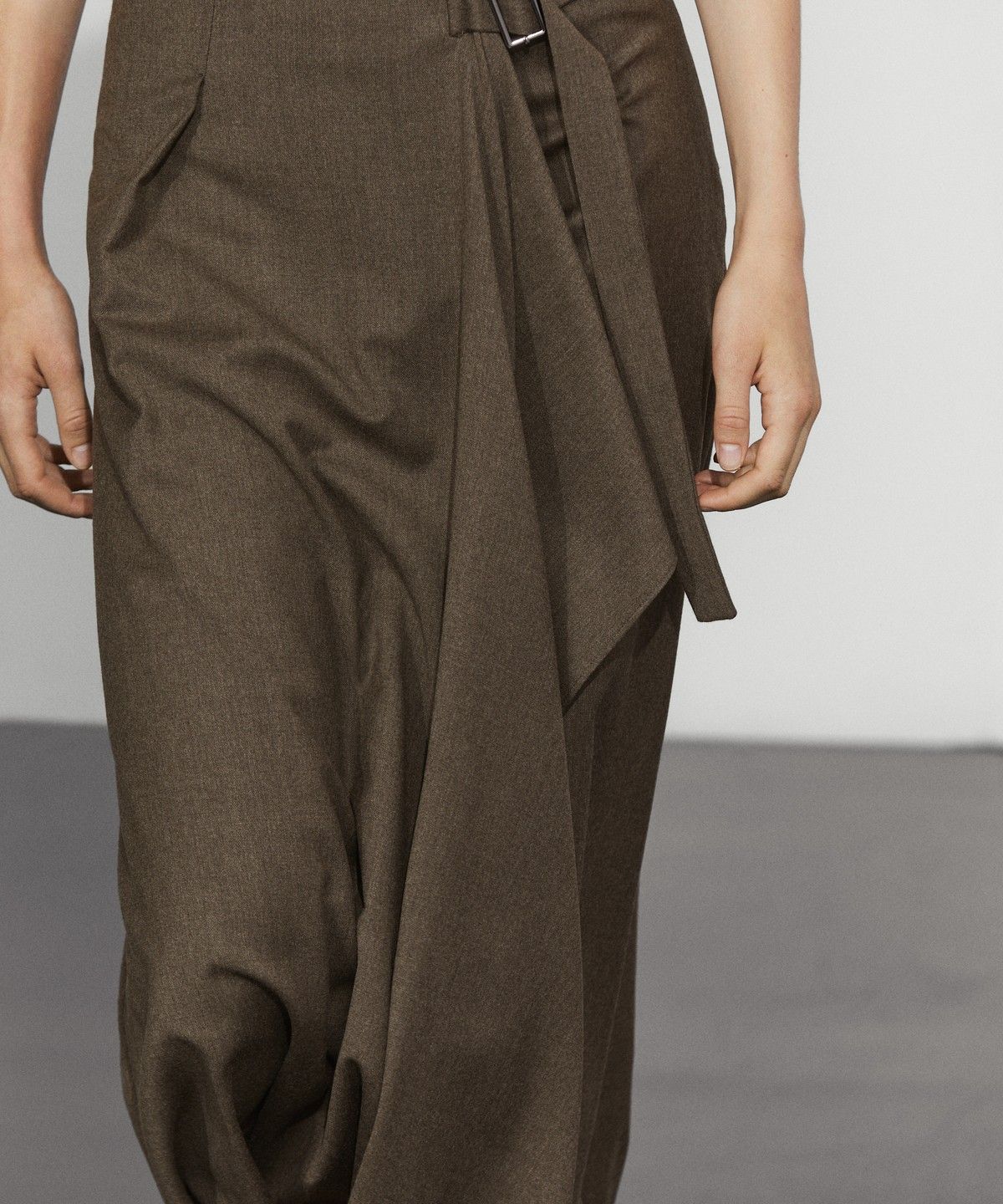 마시모두띠(MASSIMO DUTTI) 버클 디테일 미디 스커트