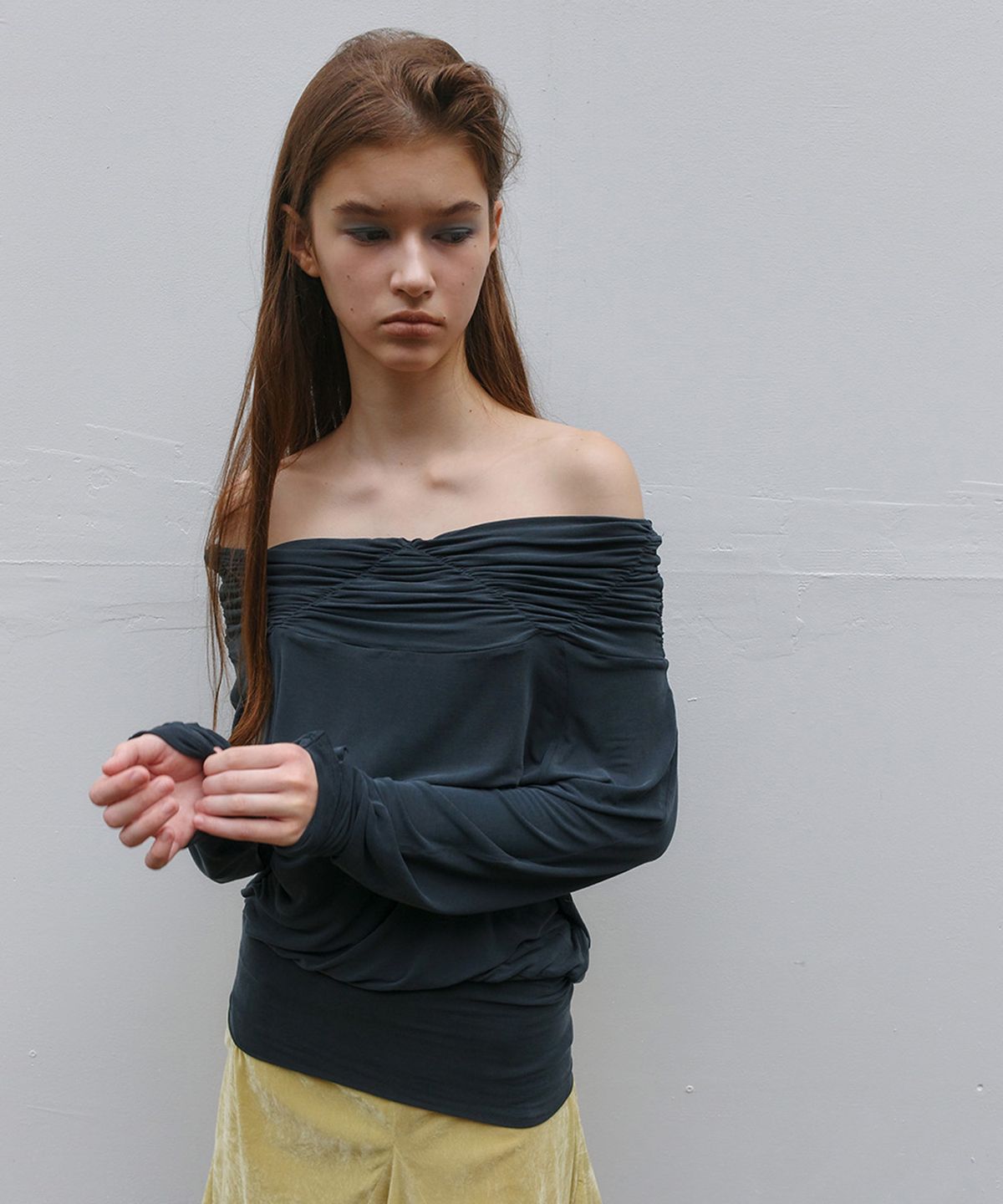 필세(PHILCE) Shirring Off-Shoulder Long sleeve, Black