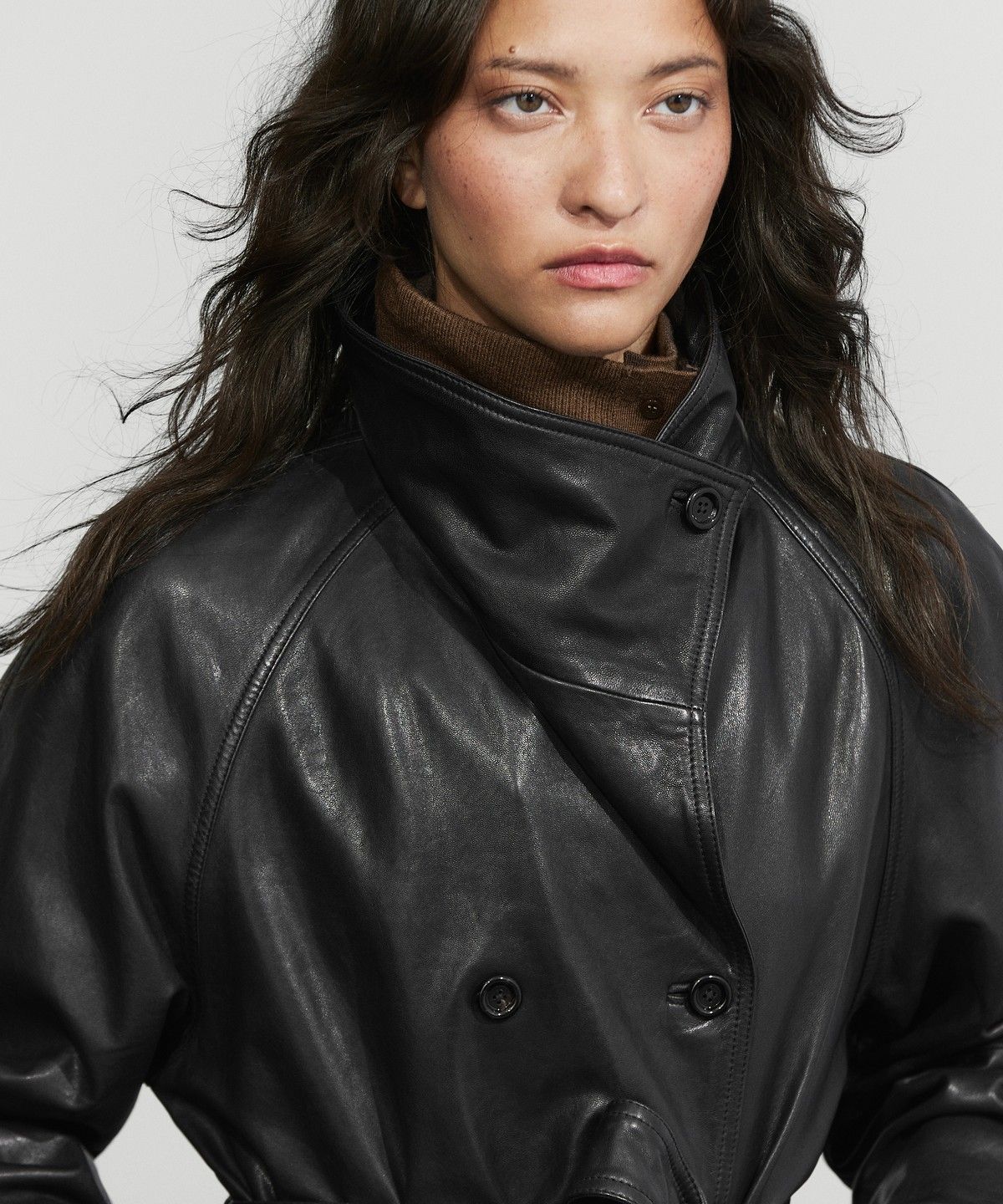 마시모두띠(MASSIMO DUTTI) 터틀넥 가죽 쇼트 트렌치코트
