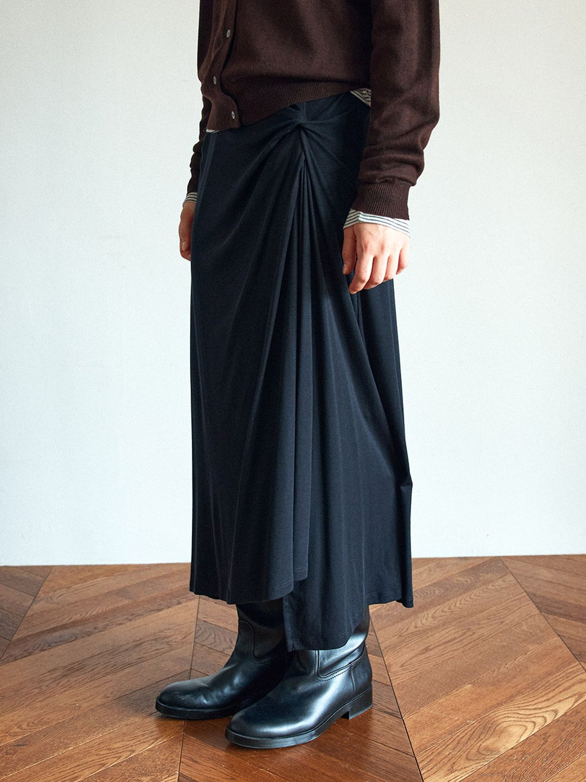 헌치(HUNCH) Twist Detail Asymmetric Skirt