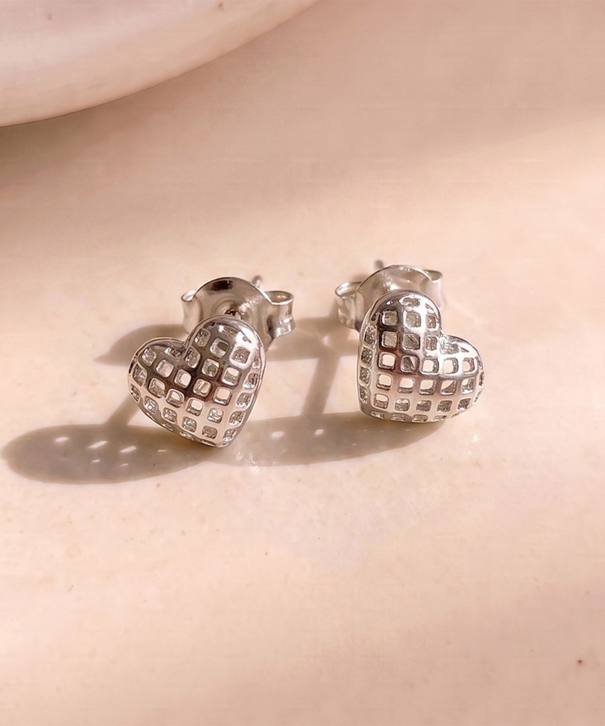 엘렌쥬얼리(HELENE JEWELRY) 실버 925 Silver 하이브 하트 은 귀걸이