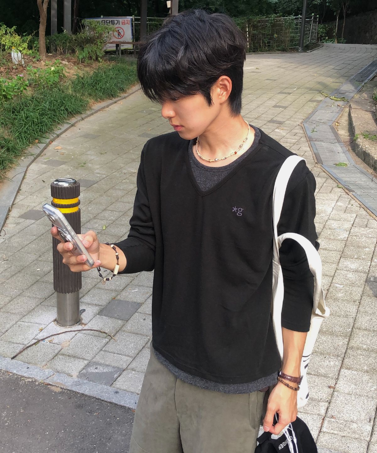 글런든(GRUNDEN) [글런든 X 서진] 레이어드 V넥 니트 (BLACK)_GCCUJTS02BK