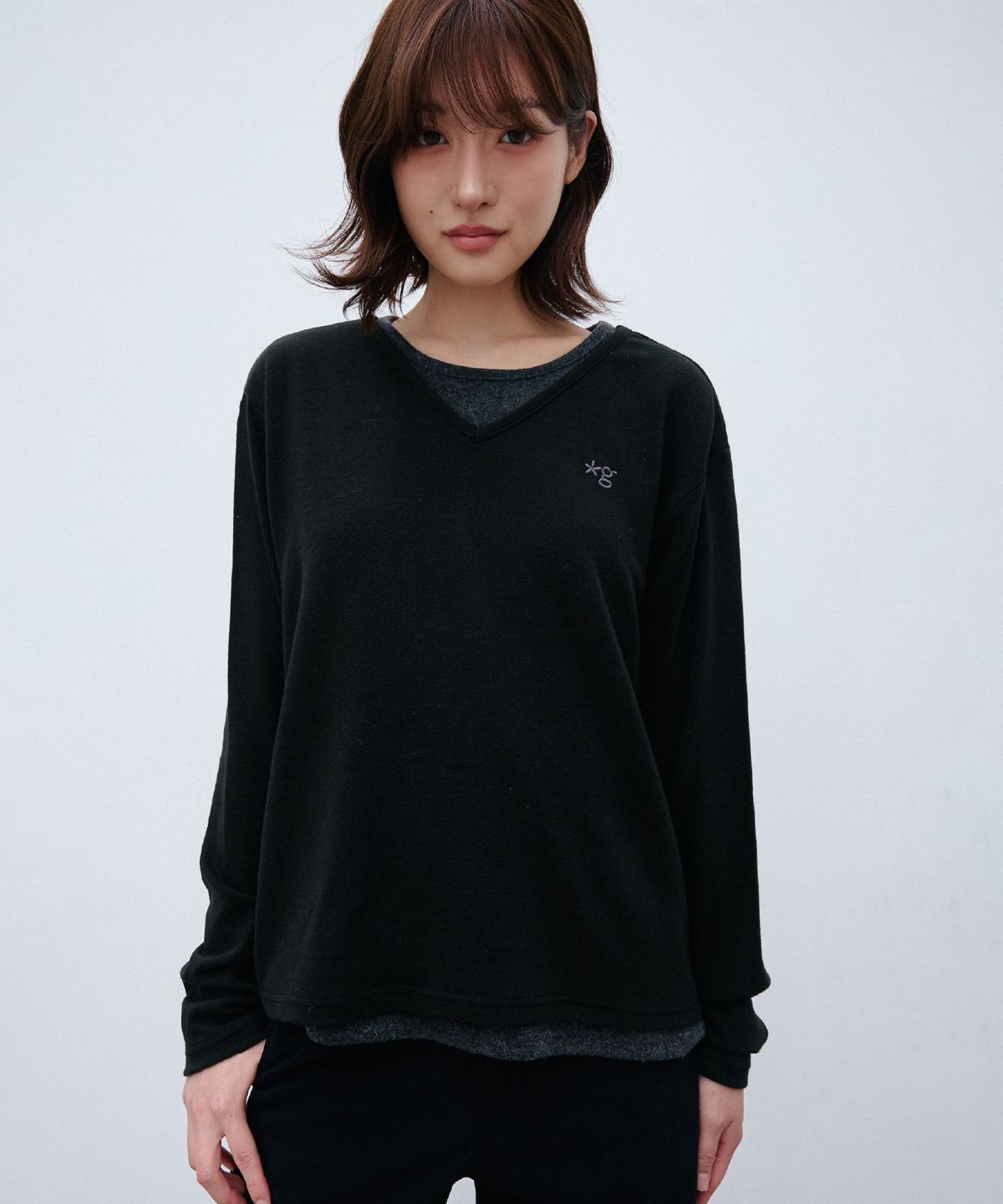 글런든(GRUNDEN) [글런든 X 서진] 레이어드 V넥 니트 (BLACK)_GCCUJTS02BK
