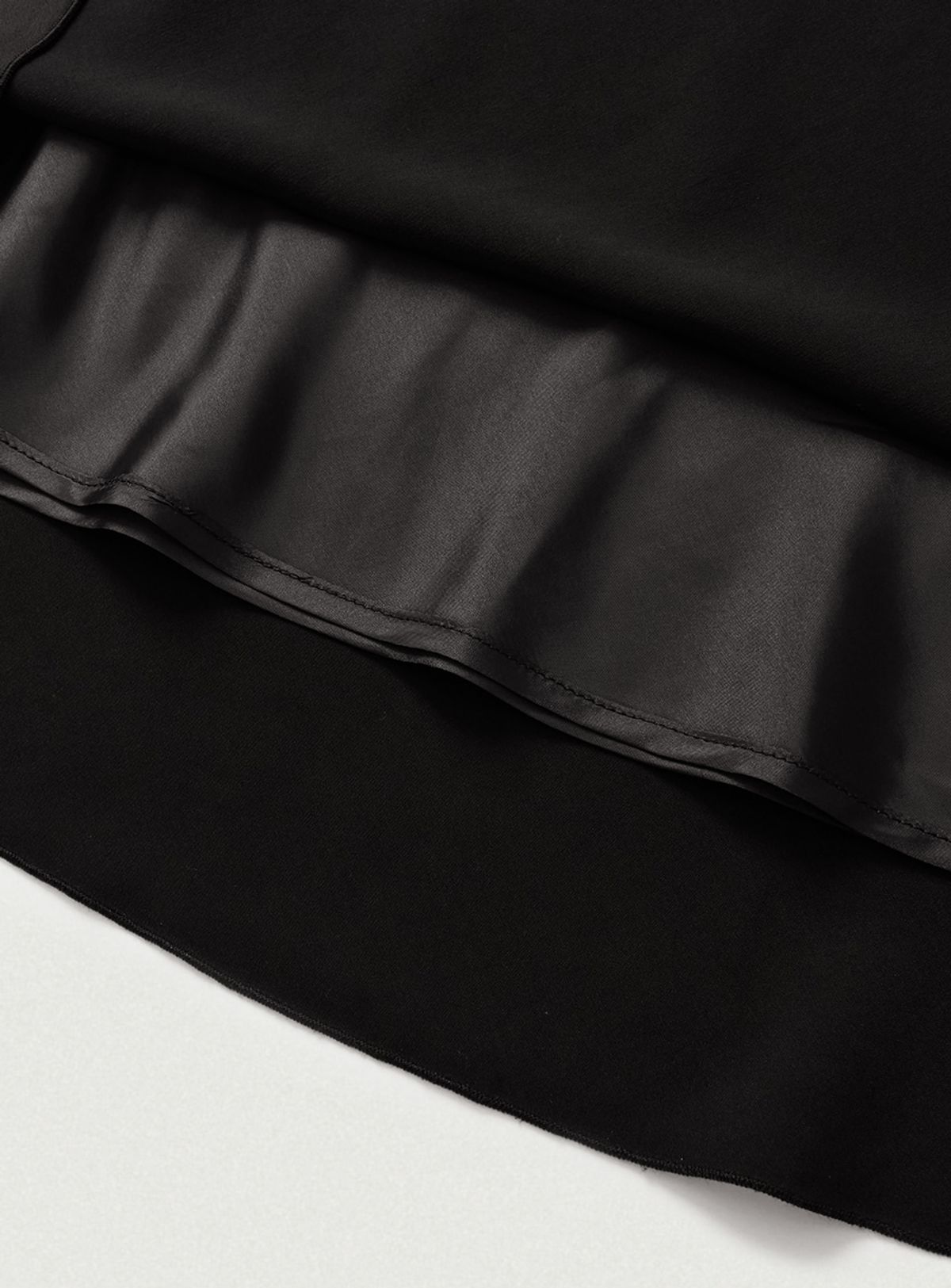 더바넷(THEBARNNET) Glow Satin Midi Skirt_Black