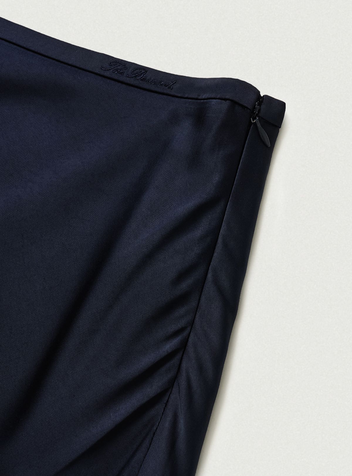 더바넷(THEBARNNET) Glow Satin Midi Skirt_Navy