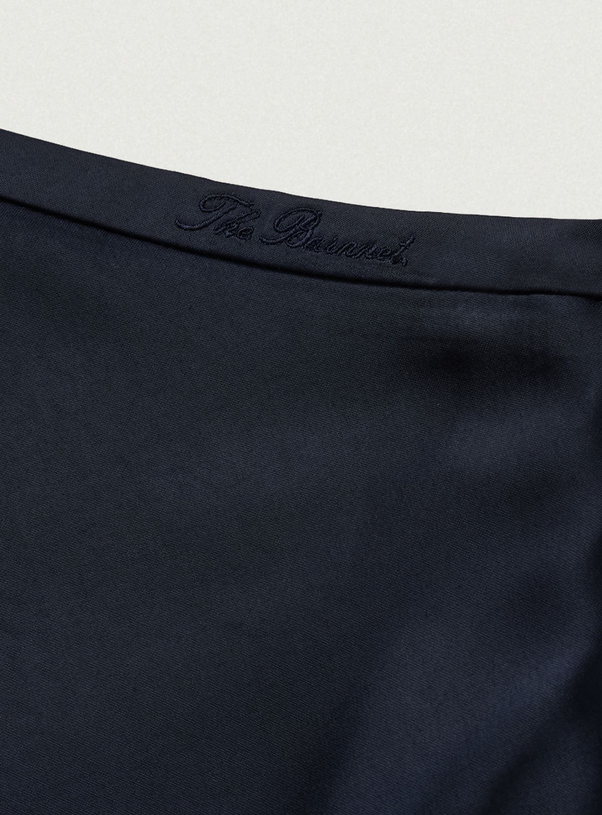 더바넷(THEBARNNET) Glow Satin Midi Skirt_Navy