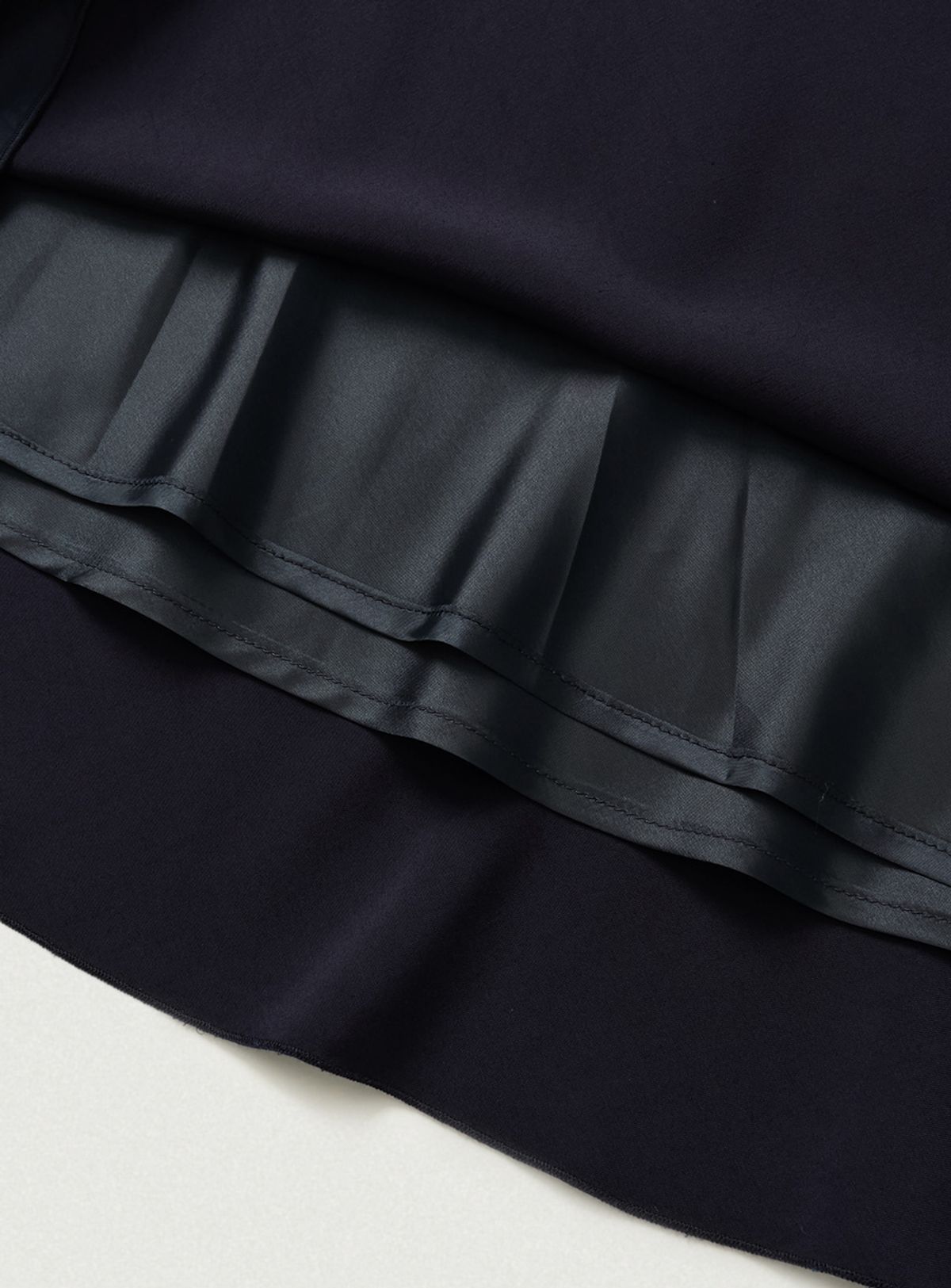 더바넷(THEBARNNET) Glow Satin Midi Skirt_Navy