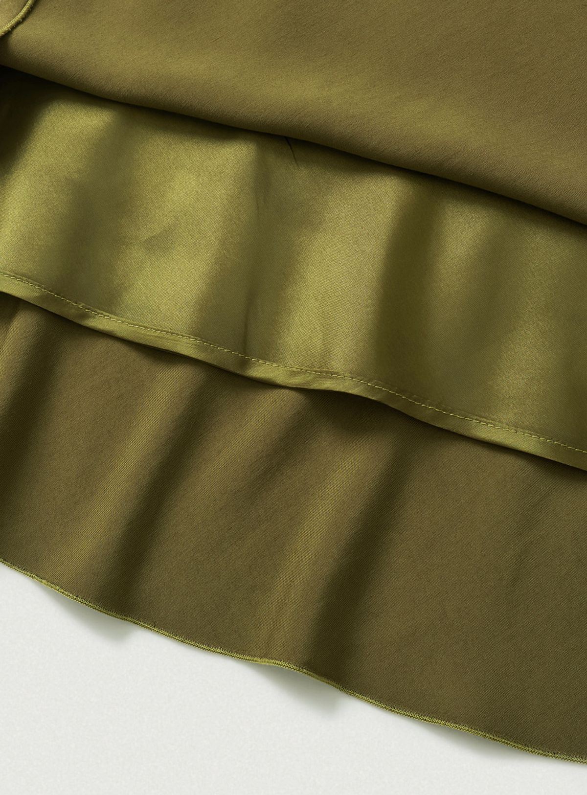 더바넷(THEBARNNET) Glow Satin Midi Skirt_Olive