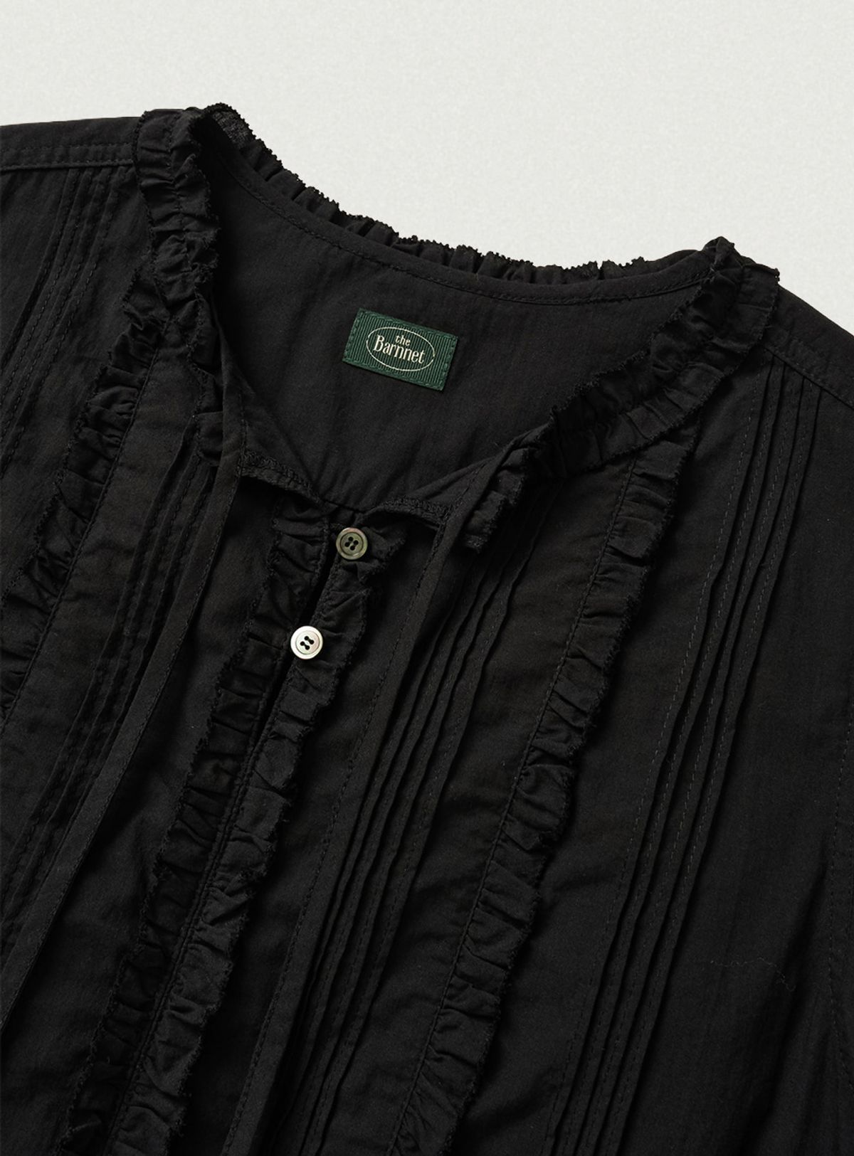 더바넷(THEBARNNET) Pevia Frill Pintuck Blouse_Black