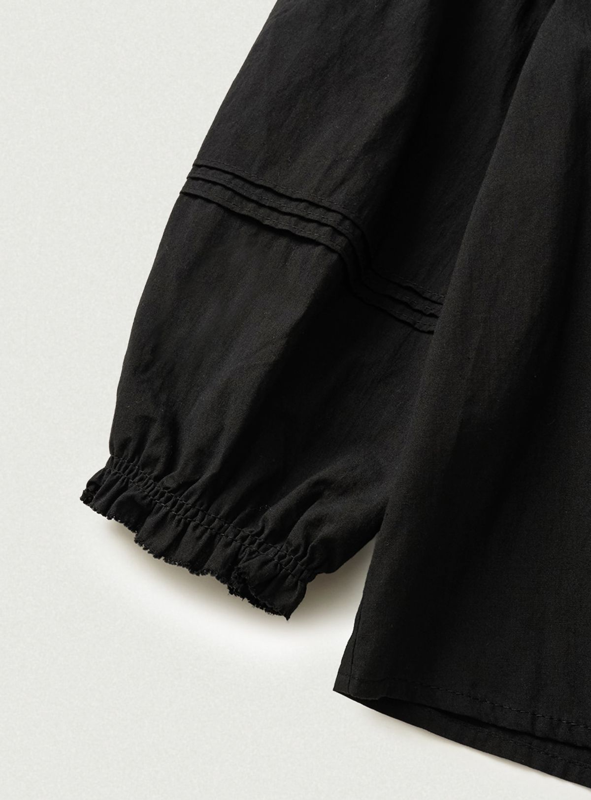 더바넷(THEBARNNET) Pevia Frill Pintuck Blouse_Black