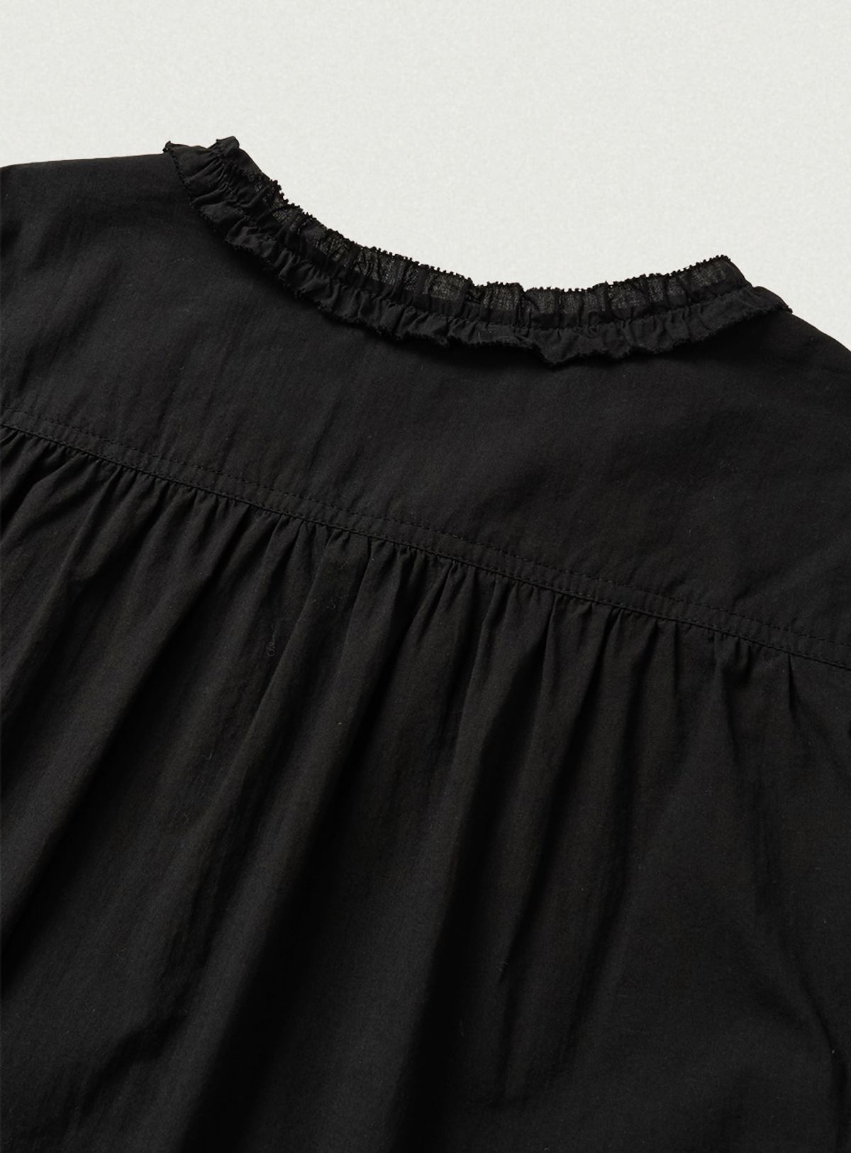 더바넷(THEBARNNET) Pevia Frill Pintuck Blouse_Black