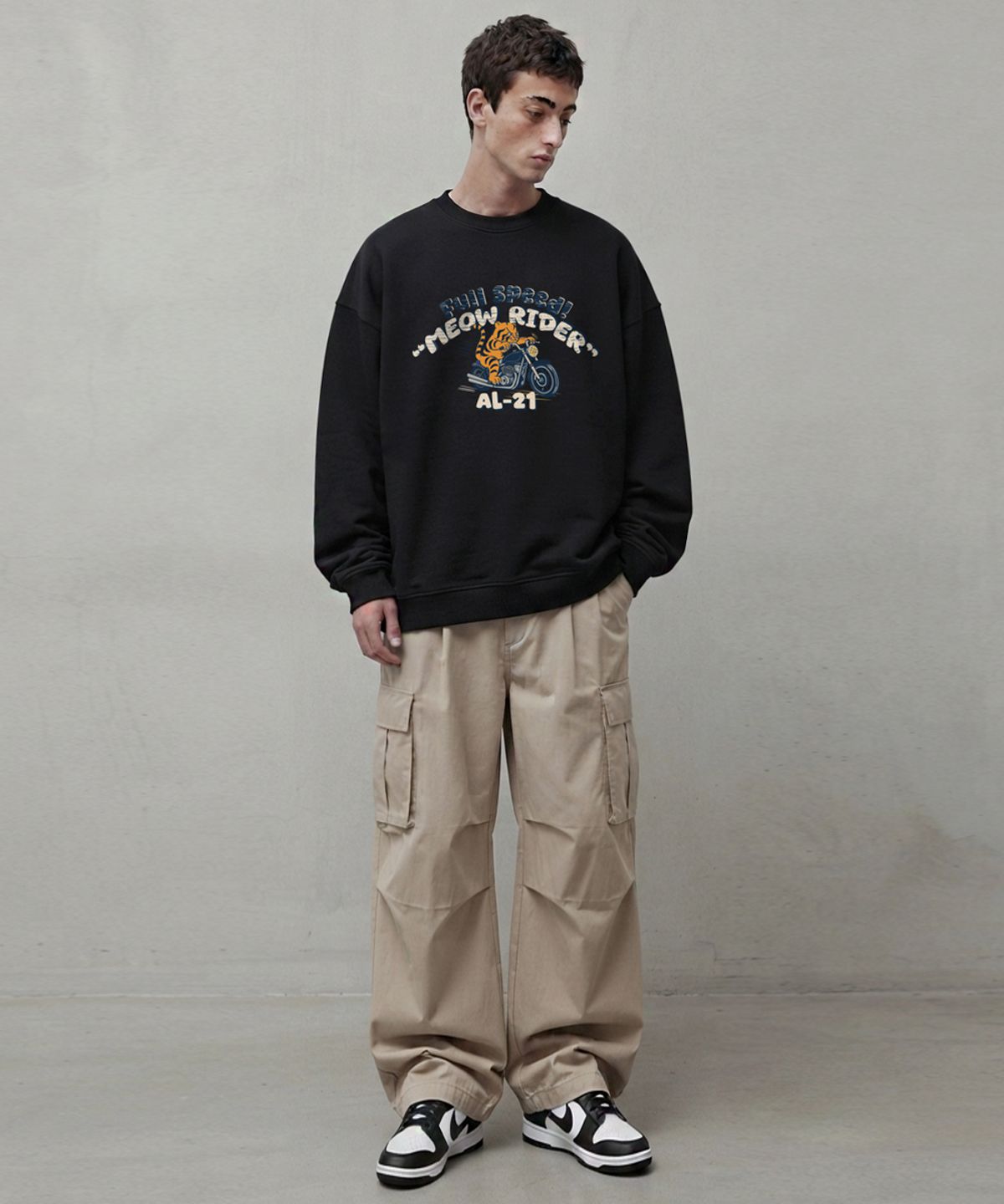 엠블룩(AMBLELOOK) 레귤러 스웨트셔츠 미야오라이더 (3color)