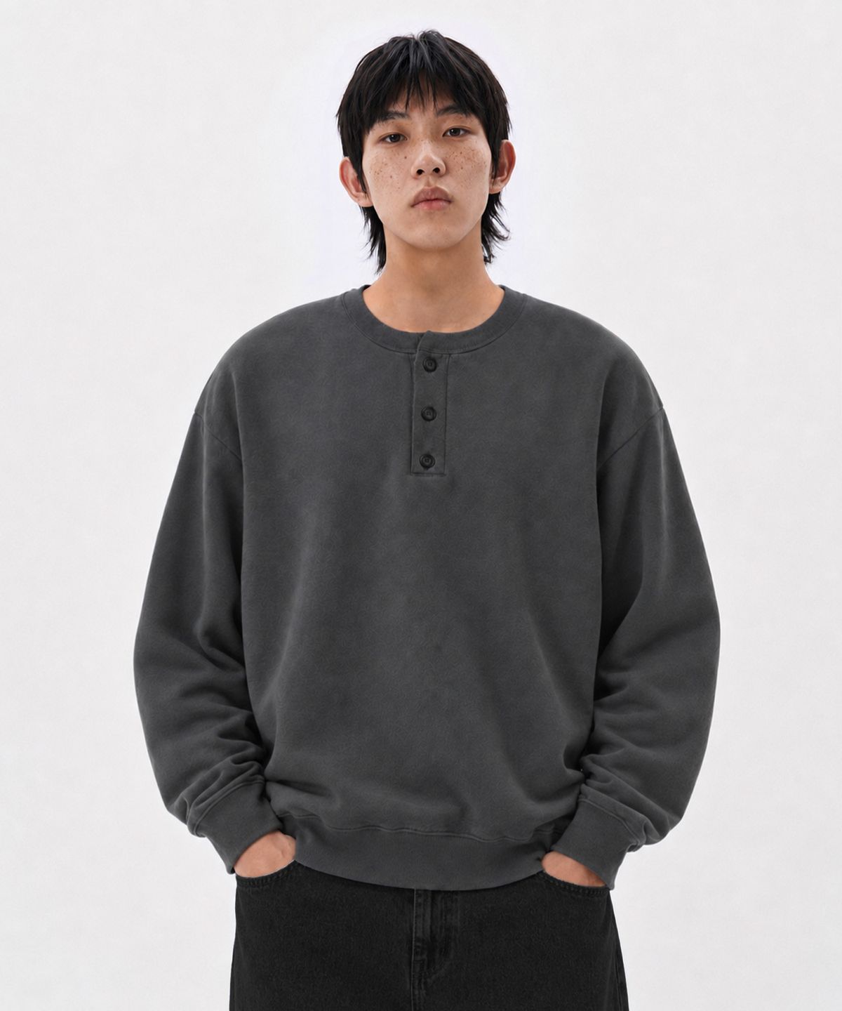오에스아이(OSI) 헨리넥 세미 크롭 맨투맨 차콜