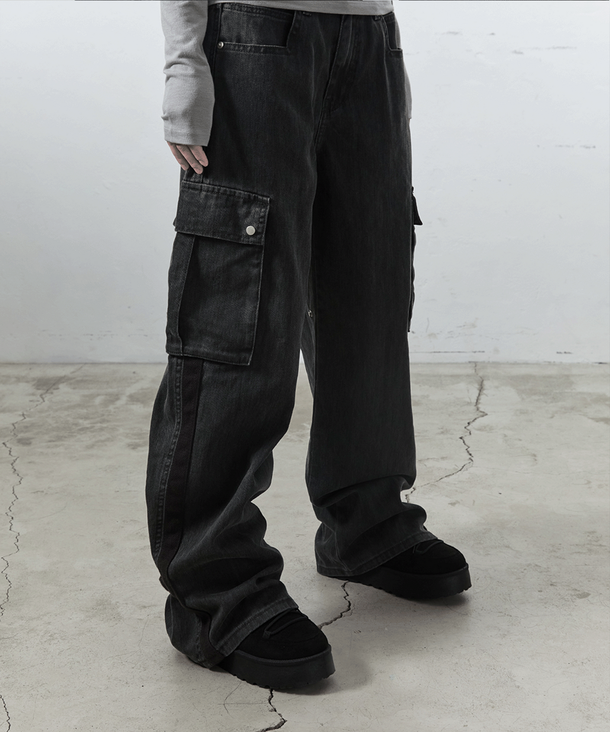 사일프레이(41PRAY) Snap Detail Cargo Pants / Black