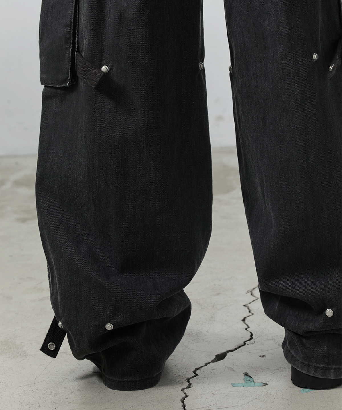 사일프레이(41PRAY) Snap Detail Cargo Pants / Black