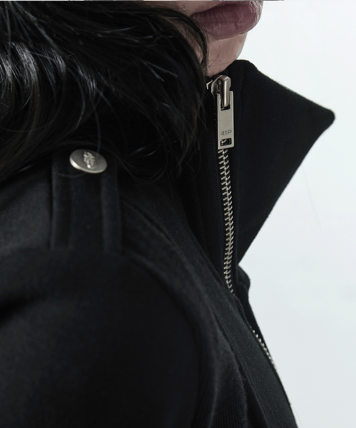 사일프레이(41PRAY) Diagnal Zip-Up / Black
