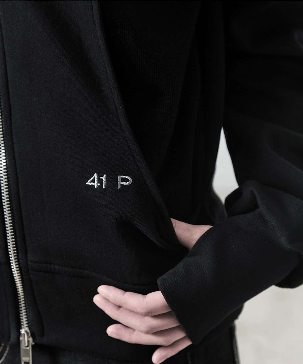 사일프레이(41PRAY) Diagnal Zip-Up / Black