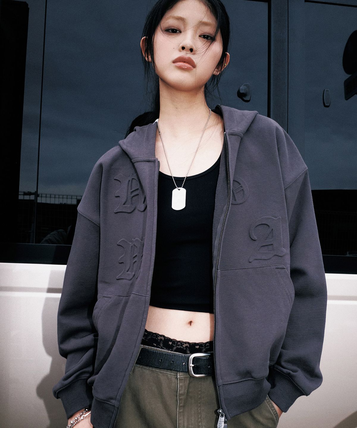 노매뉴얼(NOMANUAL) NM EMBOSSED HOODED ZIP-UP - CHARCOAL