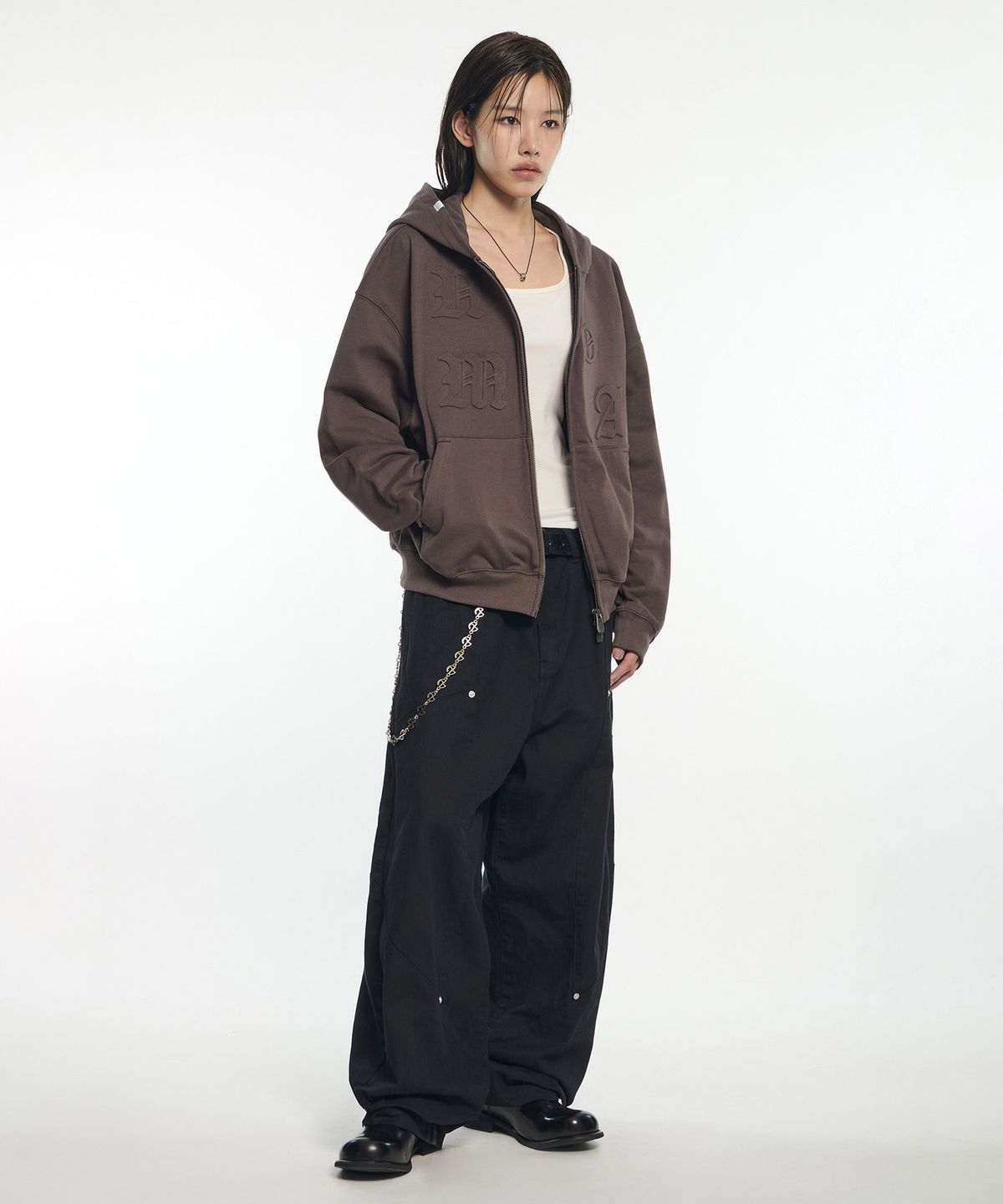 노매뉴얼(NOMANUAL) NM EMBOSSED HOODED ZIP-UP - BROWN