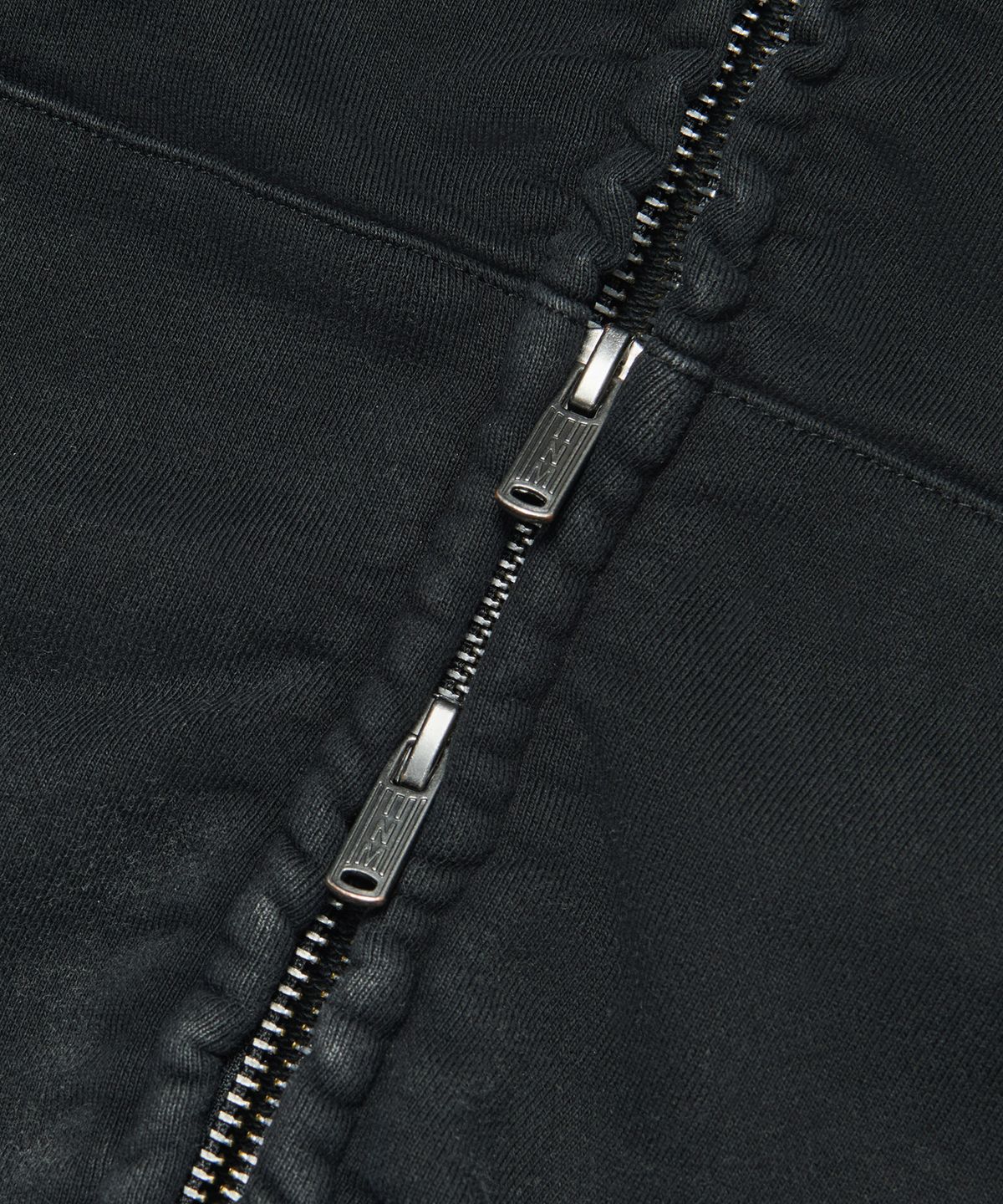 노매뉴얼(NOMANUAL) NM CREW NECK ZIP-UP - WASHED BLACK