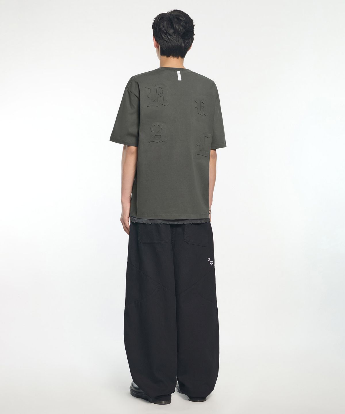 노매뉴얼(NOMANUAL) NM EMBOSSED T-SHIRT - CHARCOAL